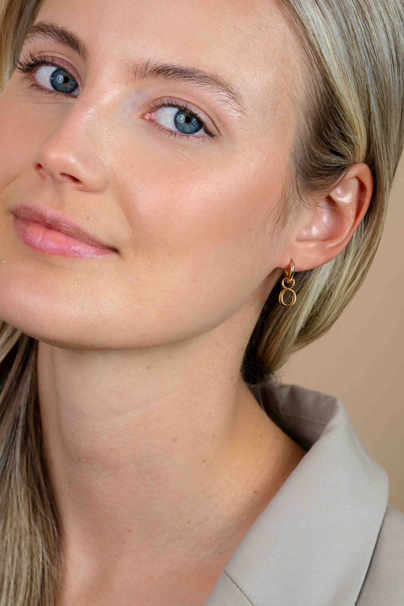 ZINZI zilveren geelvergulde letter oorbedel O per stuk geprijsd ZICH2145O. (zonder oorringen).