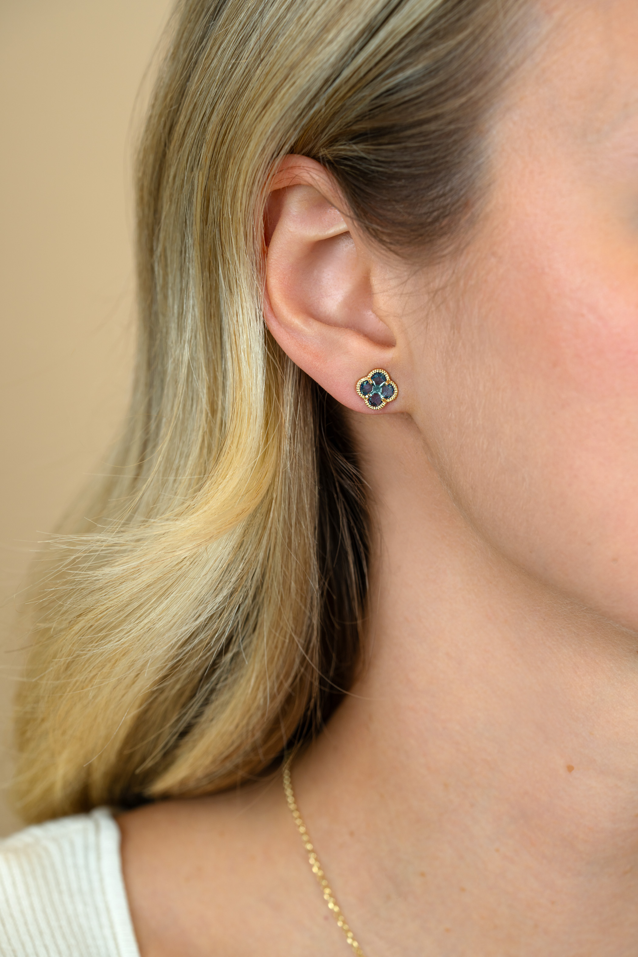 9mm ZINZI gold plated zilveren oorstekers in klaver vorm met lichtblauwe kleursteen ZIO2662B