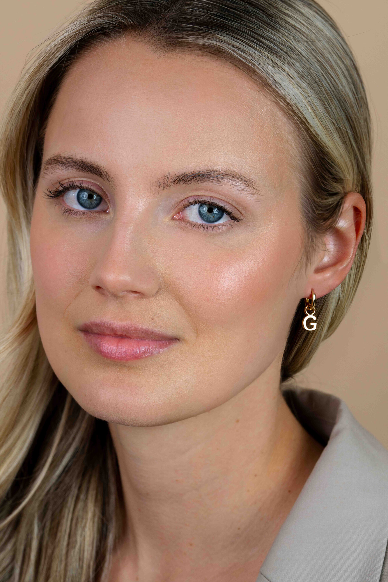 ZINZI zilveren geelvergulde letter oorbedel G per stuk geprijsd ZICH2145G. (zonder oorringen).