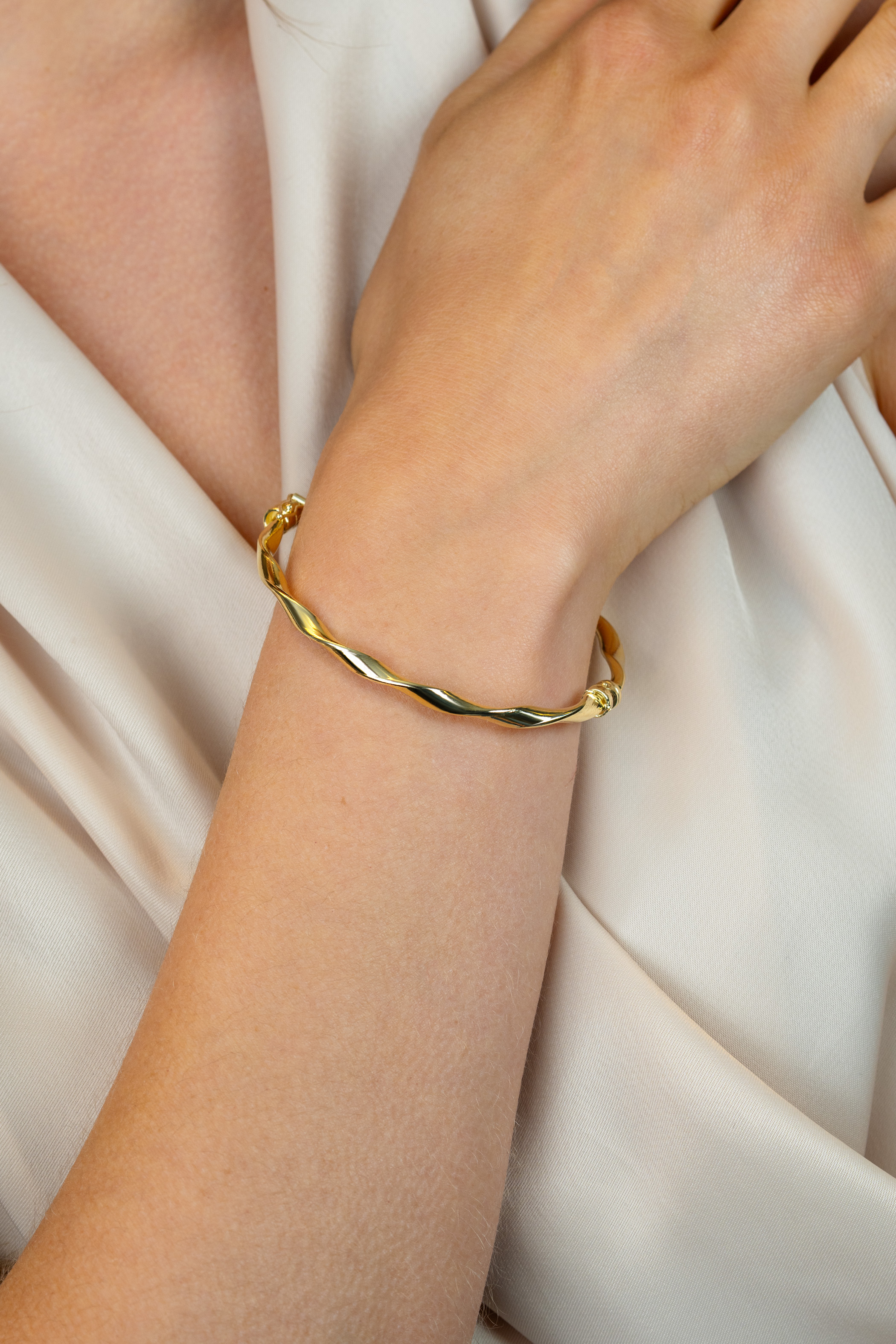 ZINZI gold plated zilveren bangle armband met gedraaide buis 4mm met luxe scharniersluiting ZIA2756G