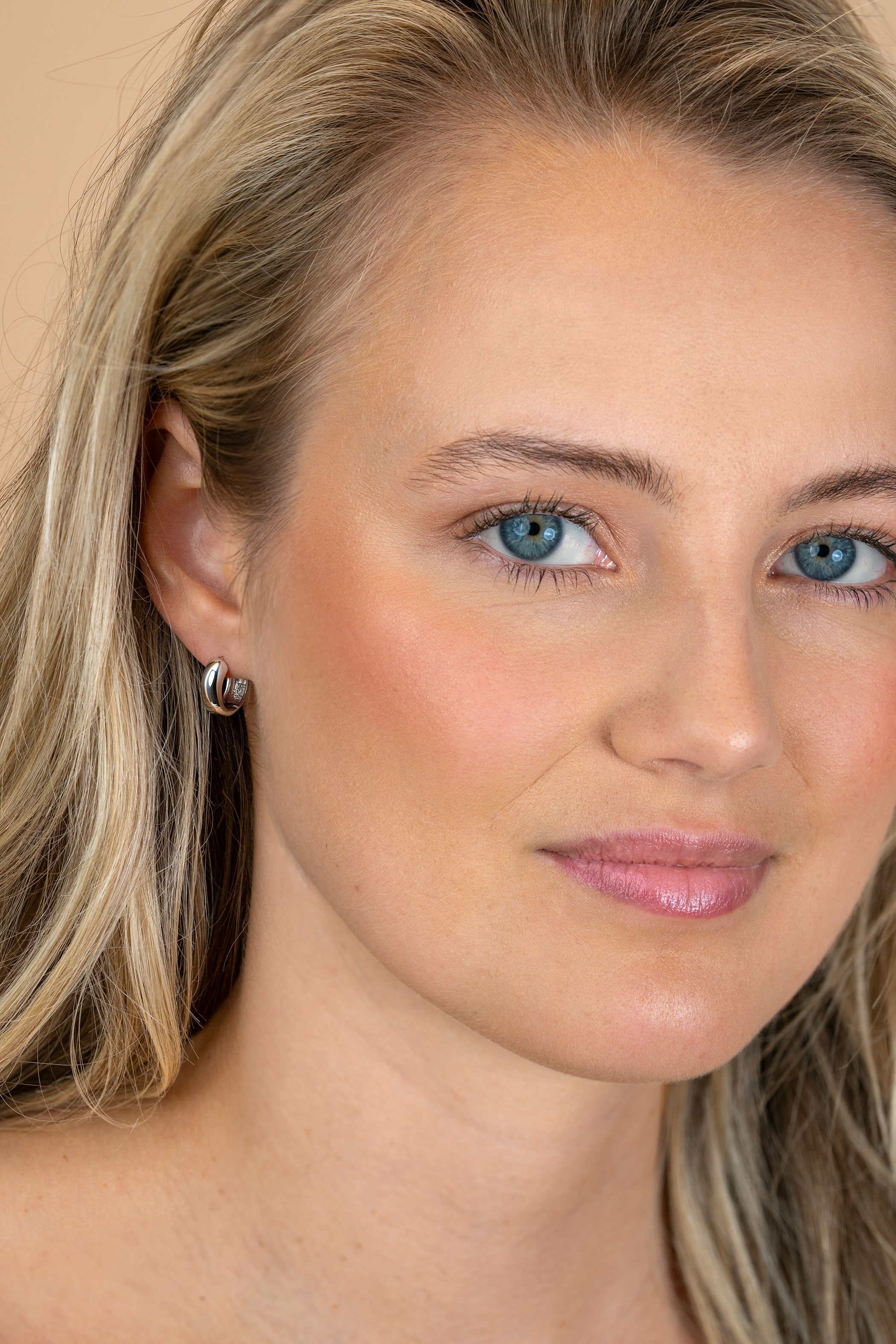 13,5mm ZINZI zilveren gladde oorringen met brede ronde buis 5mm met luxe klapsluiting ZIO2791