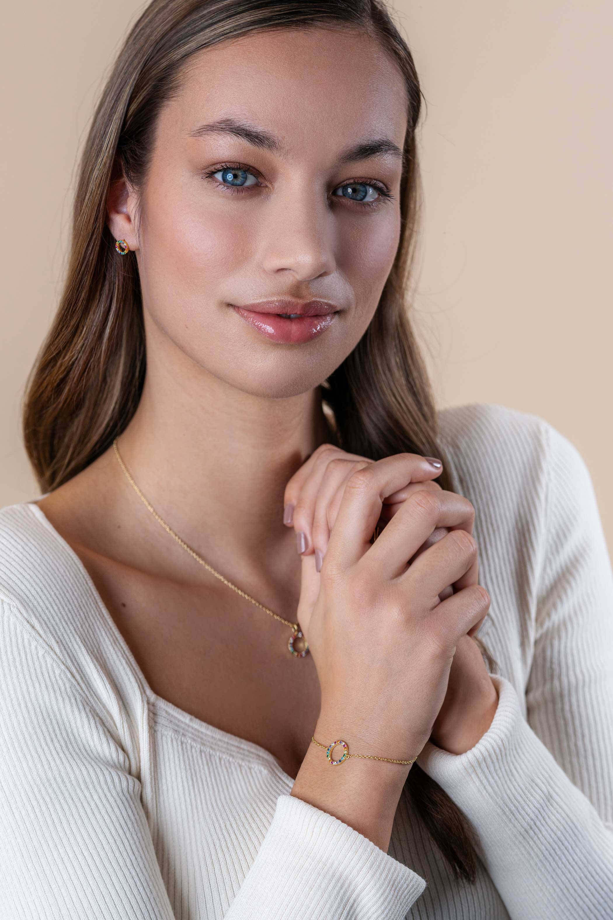 ZINZI gold plated zilveren armband met open rondje 12mm bezet regenboog 17-20cm ZIA2170
