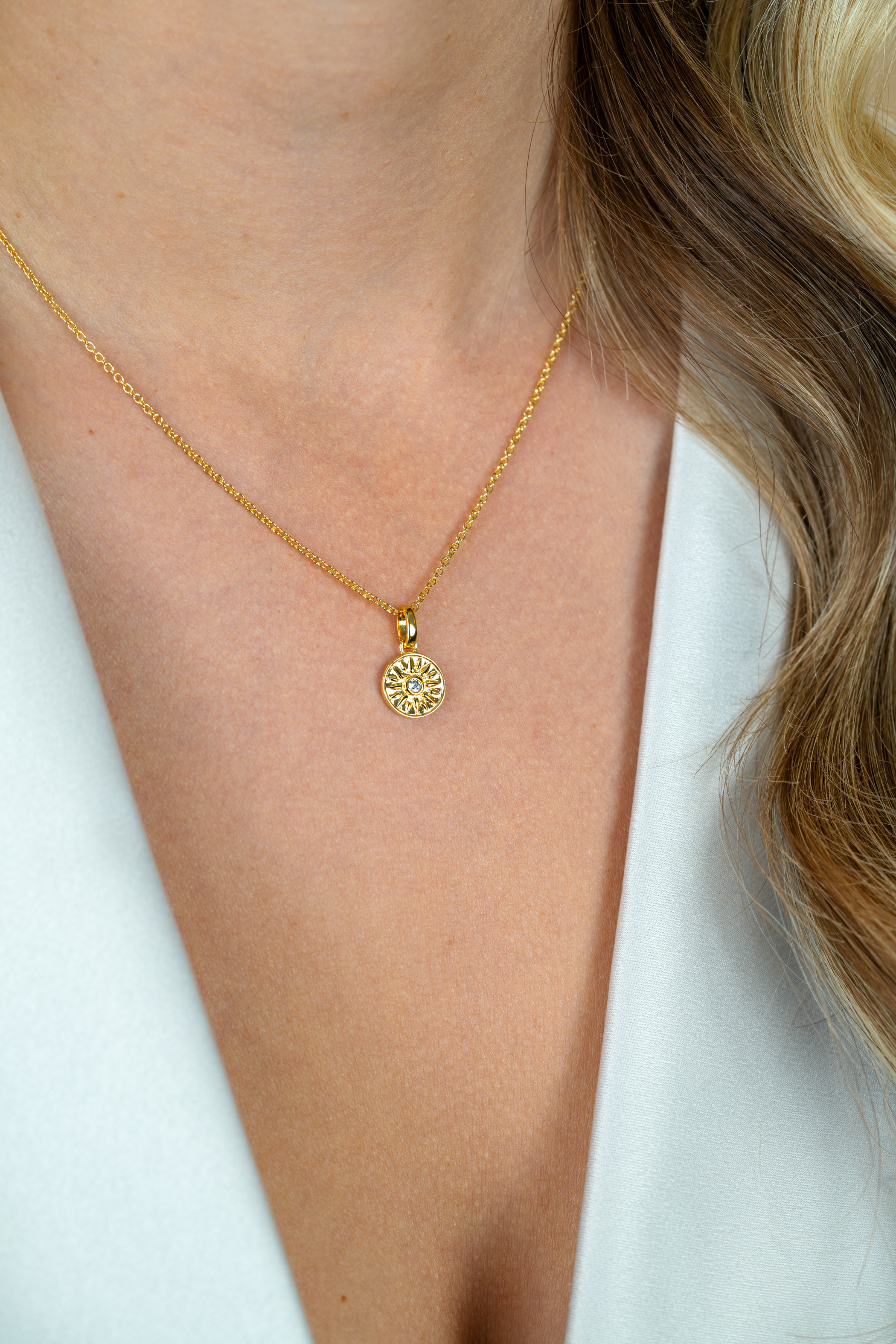 ZINZI gold plated zilveren ketting 42-45cm met zon hanger, bezet met witte zirkonia ZIC2741