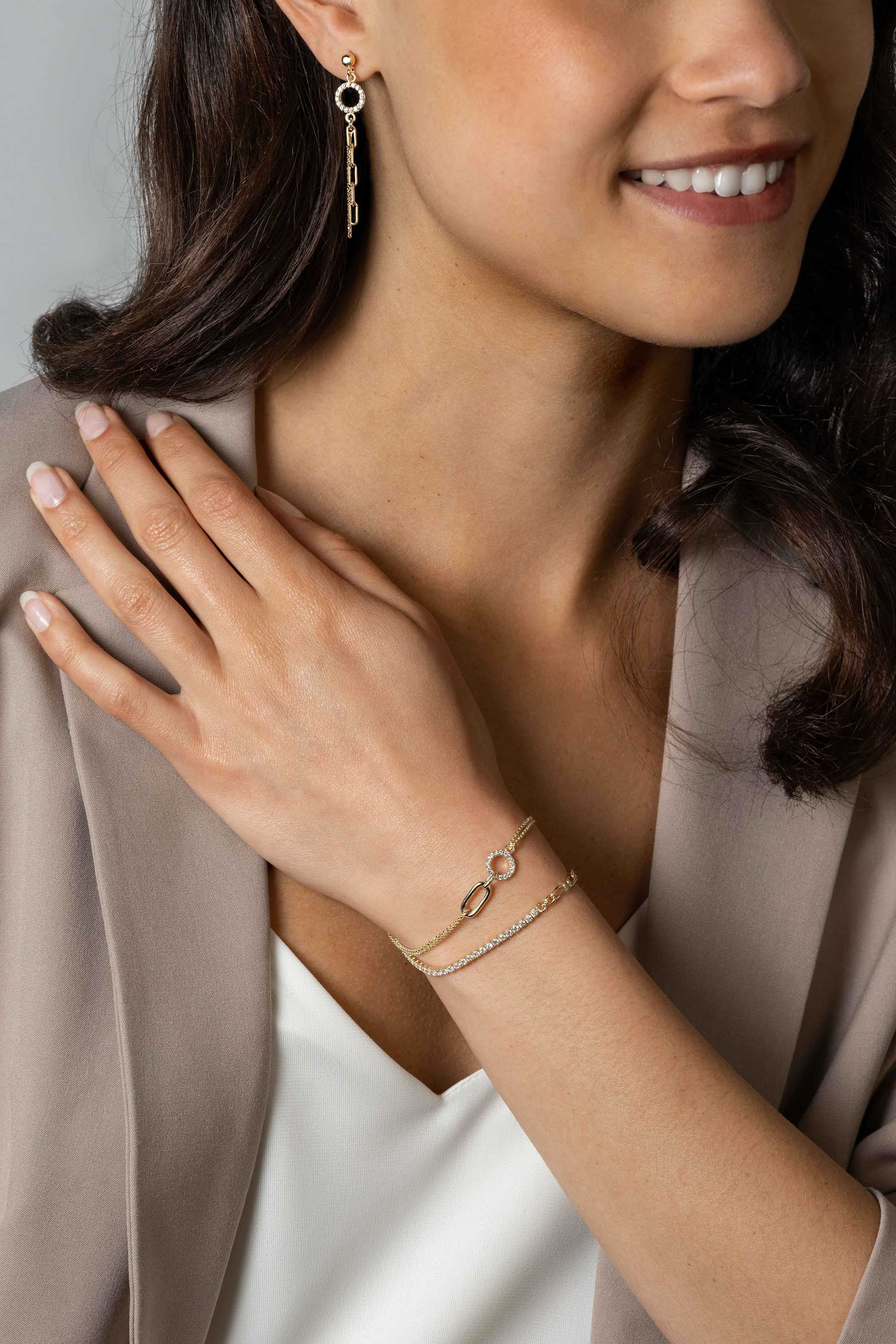 ZINZI gold plated zilveren multi-look armband met twee kettinkjes, verbonden aan een ovale schakel en open rondje bezet met witte zirconia's 17-20cm ZIA2463Y