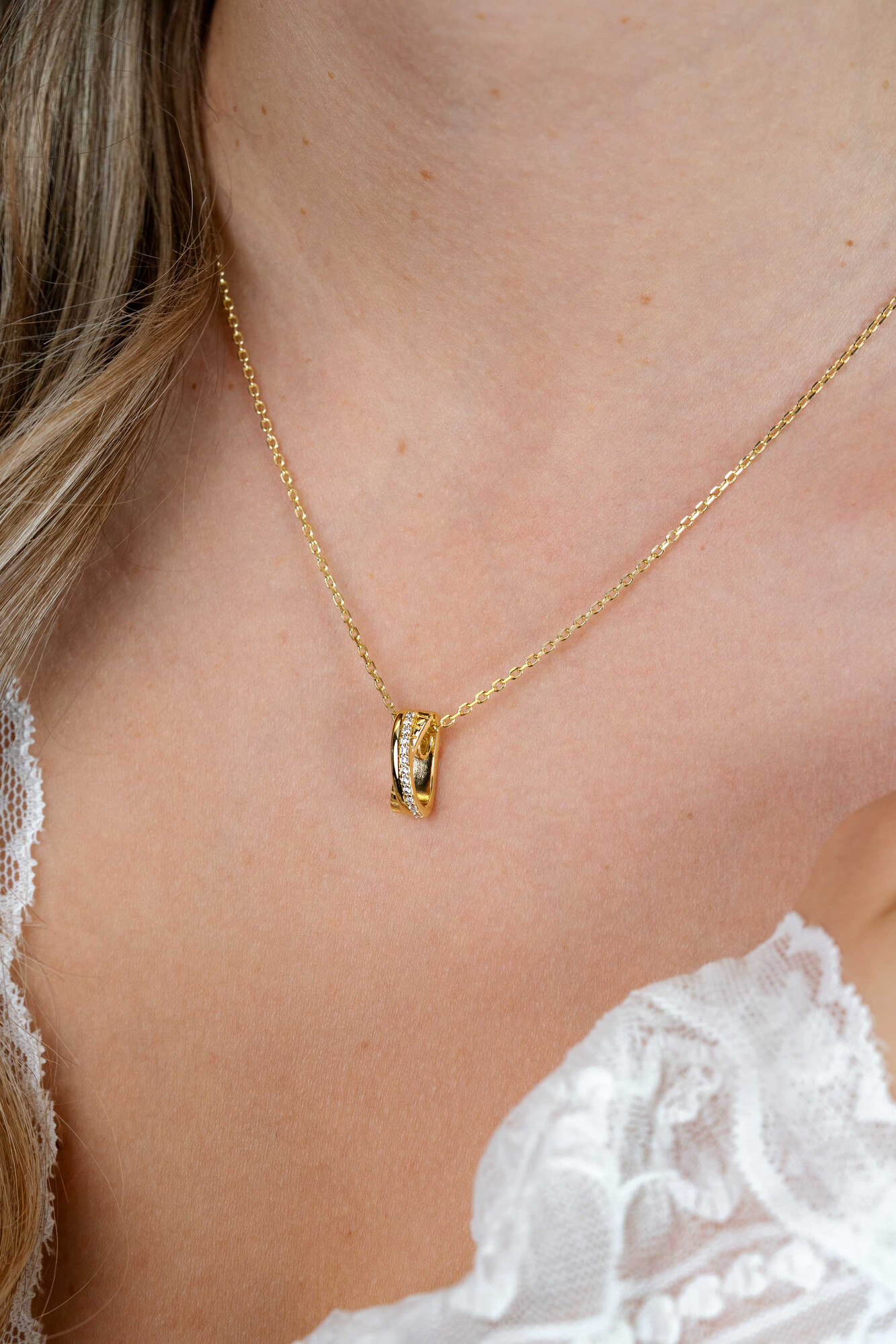 ZINZI gold plated zilveren ketting 45cm met luxe cross-over hanger (16mm) bezet met witte zirkonia's ZIC2801