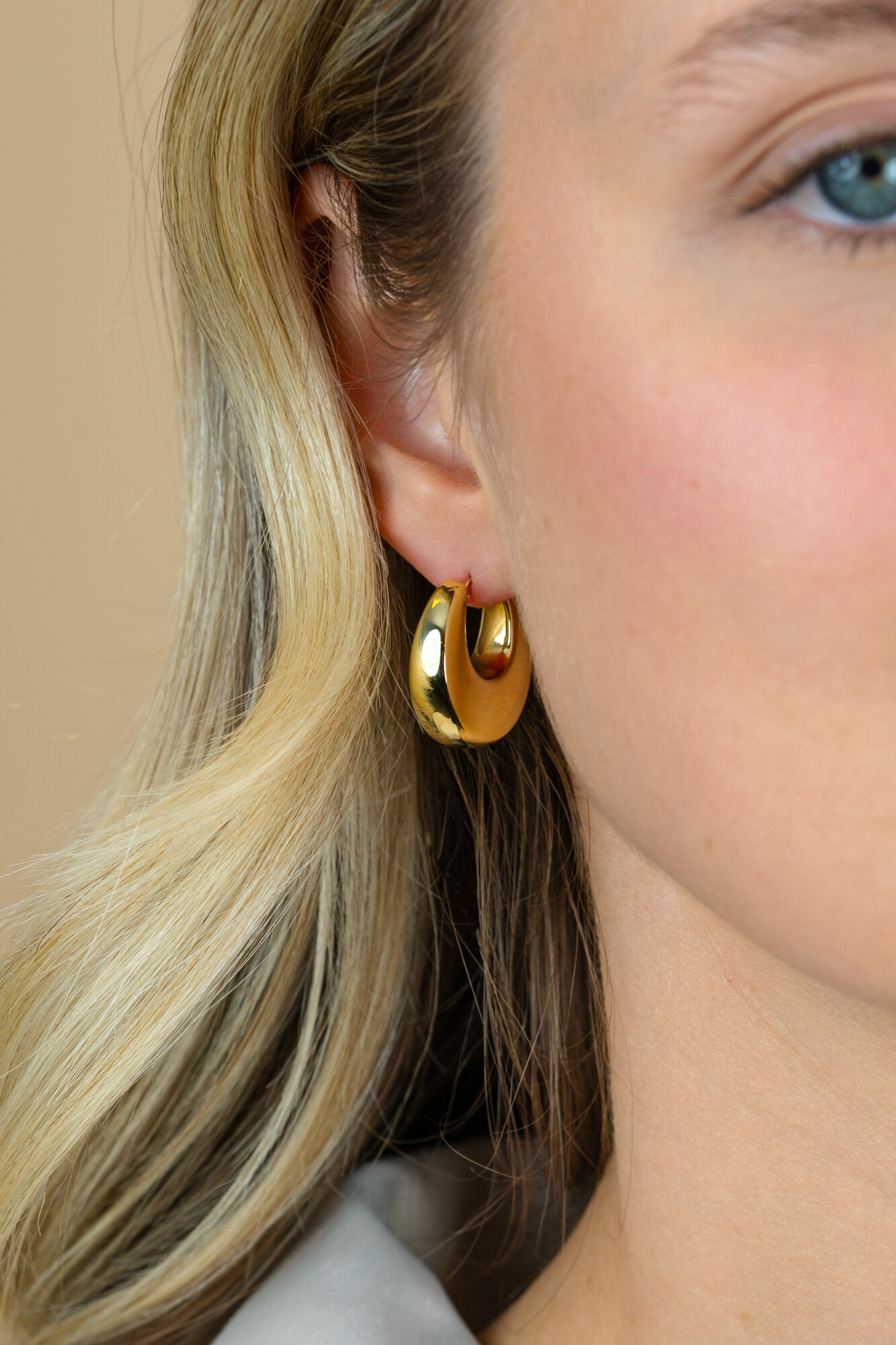 22mm ZINZI gold plated zilveren oorringen met brede buis (7mm) en rond aflopend, handige bovensluiting  ZIO2751G