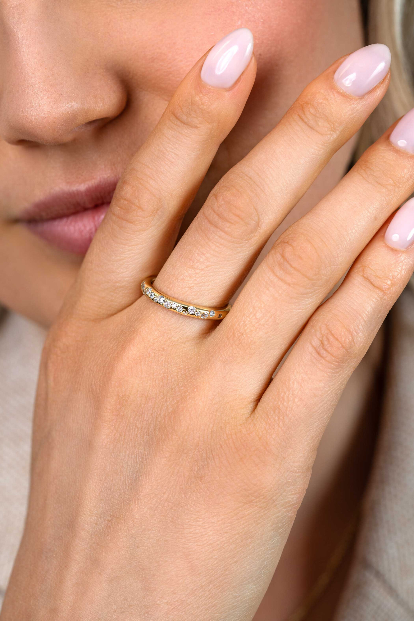 ZINZI gold plated zilveren rijring (3mm breed) met witte zirkonia’s als druppels verwerkt ZIR2871