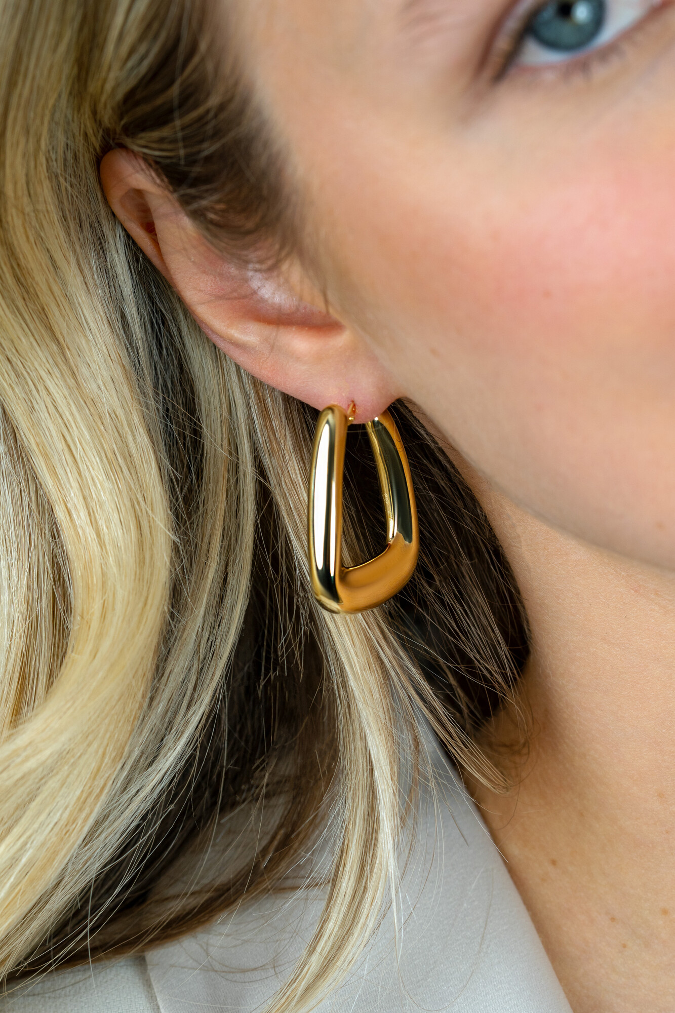 33mm ZINZI gold plated zilveren oorringen met brede buis en rechthoekig model, handige bovensluiting  ZIO2748G