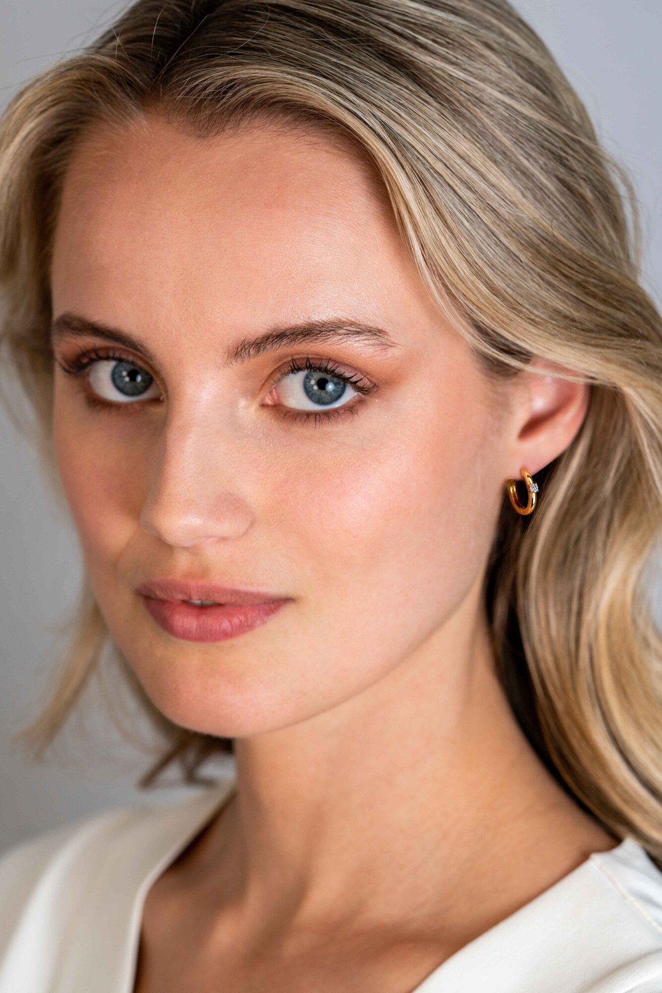 APRIL oorringen 13mm gold plated met geboortesteen diamant wit zirconia
