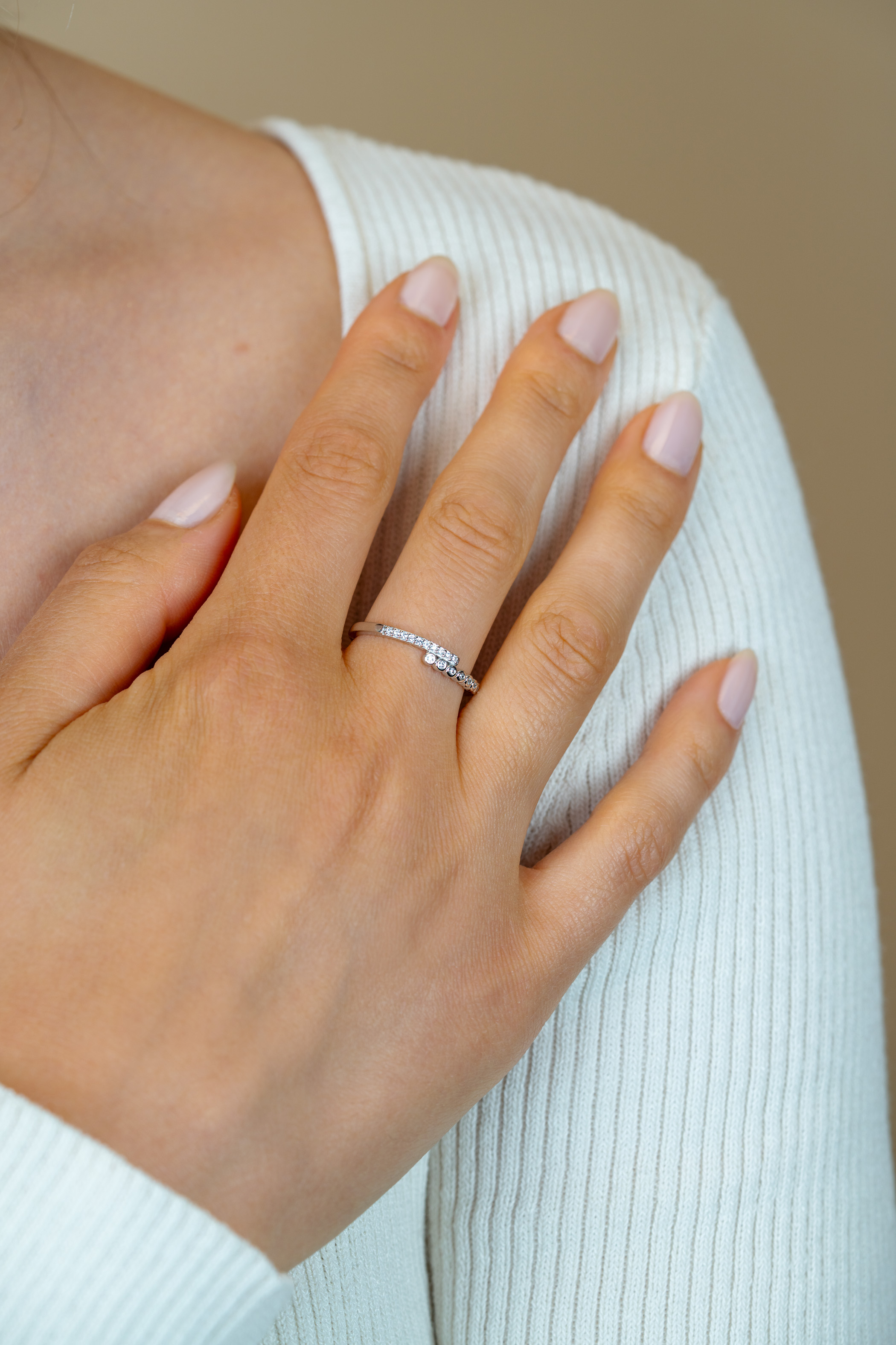 ZINZI zilveren ring (4mm breed) slagmodel bezet met witte zirkonia’s ZIR2729C