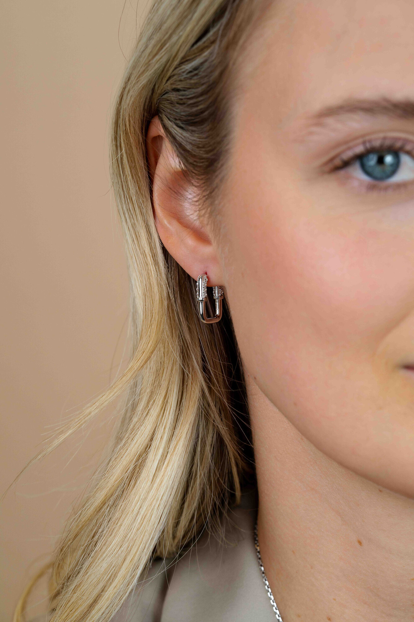 17mm ZINZI zilveren oorringen rechthoekig met fonkelende witte zirkonia’s ZIO2810