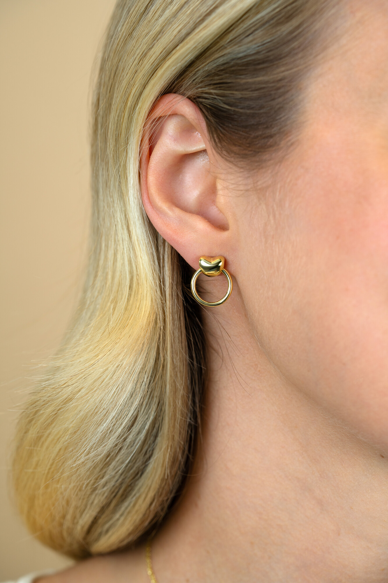 16mm ZINZI gold plated zilveren oorstekers met hart en open ring ZIO2759