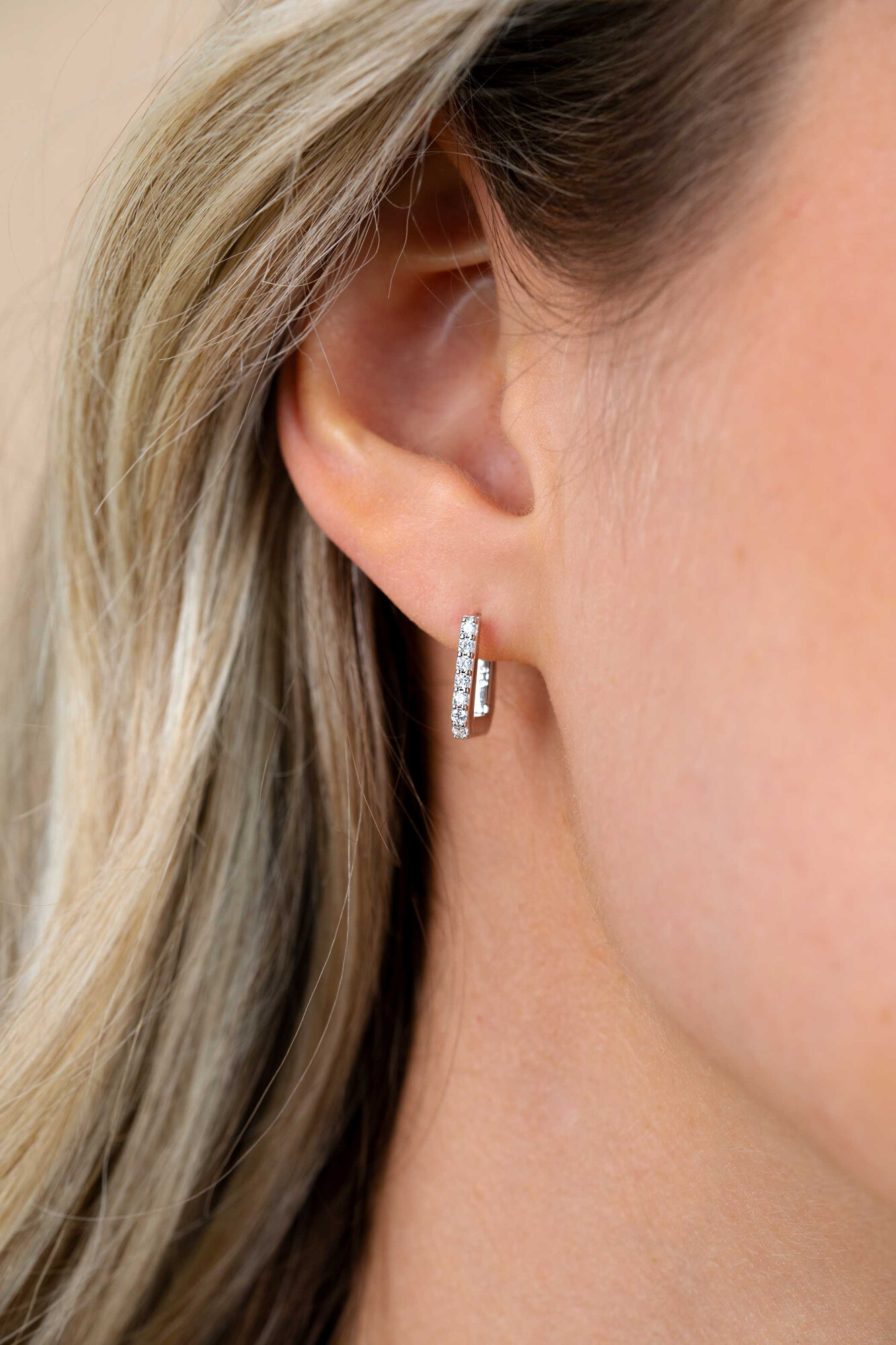 12mm ZINZI zilveren rechthoekige oorringen, strakke buis bezet met een rij witte zirkonia’s, luxe klapsluiting ZIO2878