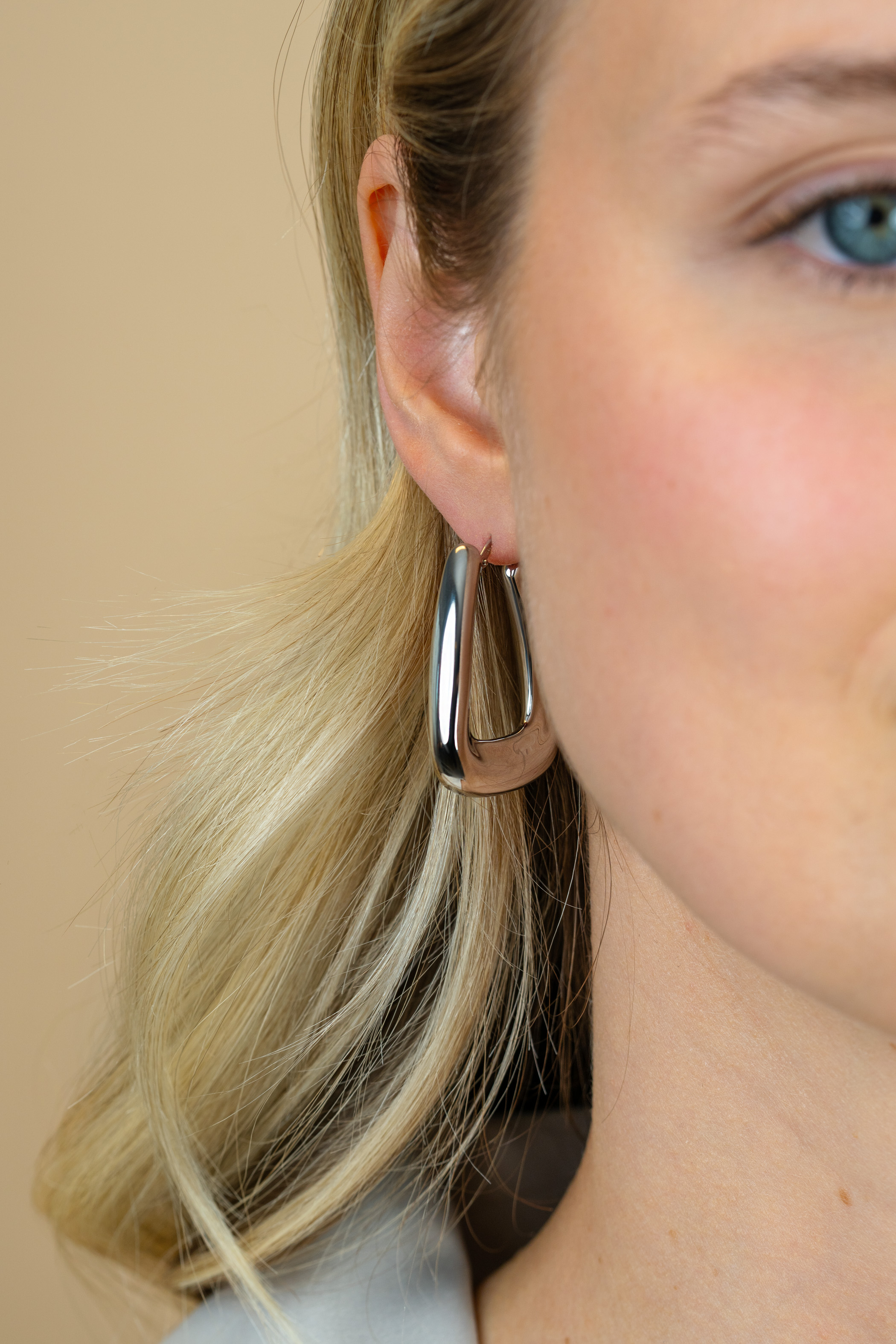 33mm ZINZI zilveren oorringen met brede buis en rechthoekig model, handige bovensluiting  ZIO2748