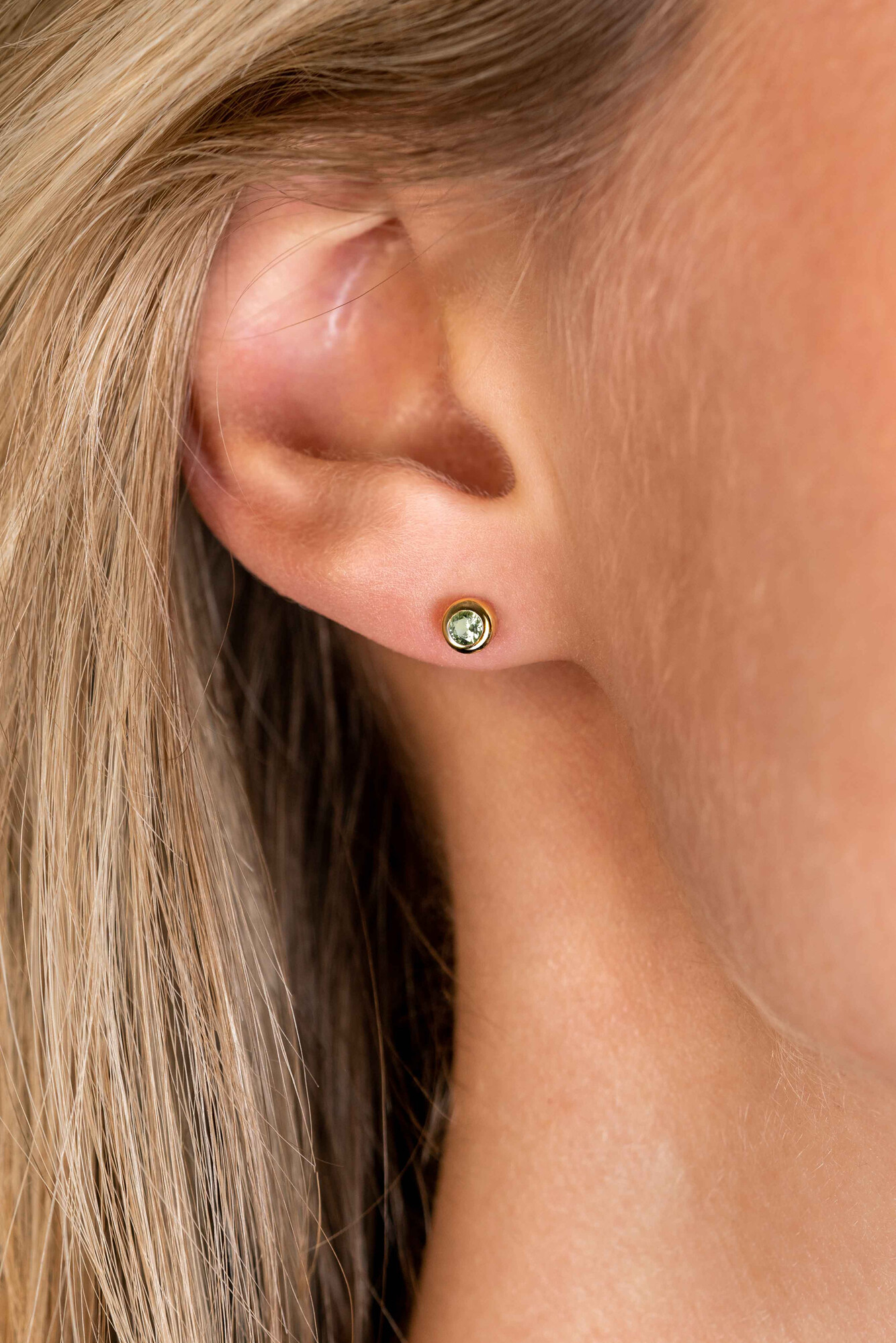 AUGUSTUS oorknoppen 4mm gold plated met geboortesteen groen peridoot zirconia
