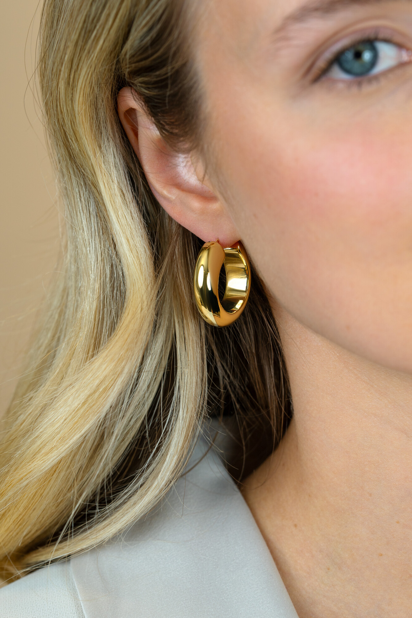 28mm ZINZI gold plated zilveren oorringen met brede buis (8mm) en rond model, handige bovensluiting  ZIO2749G