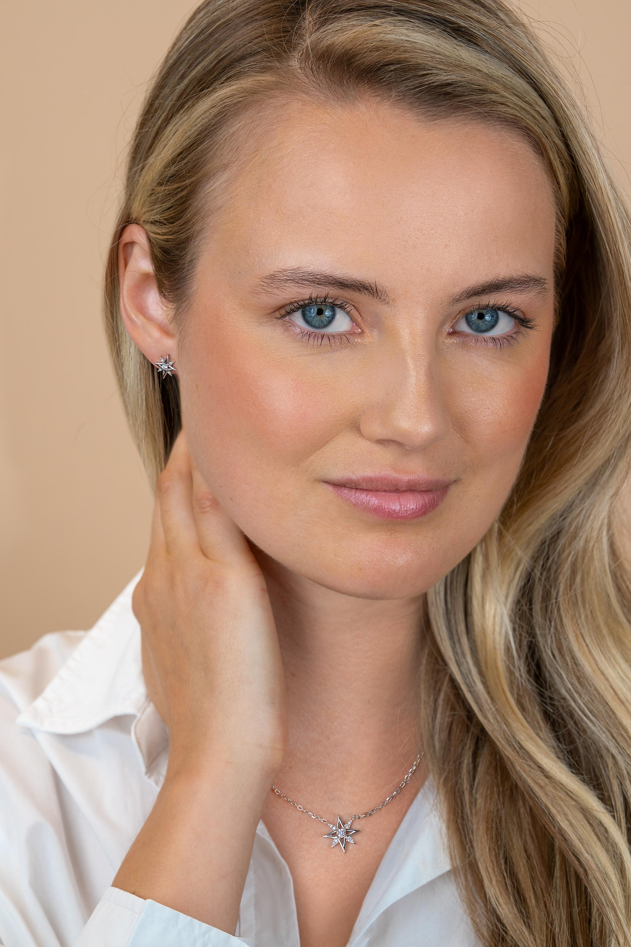 9mm ZINZI zilveren oorstekers met chique ster bezet met witte zirkonia’s ZIO2838