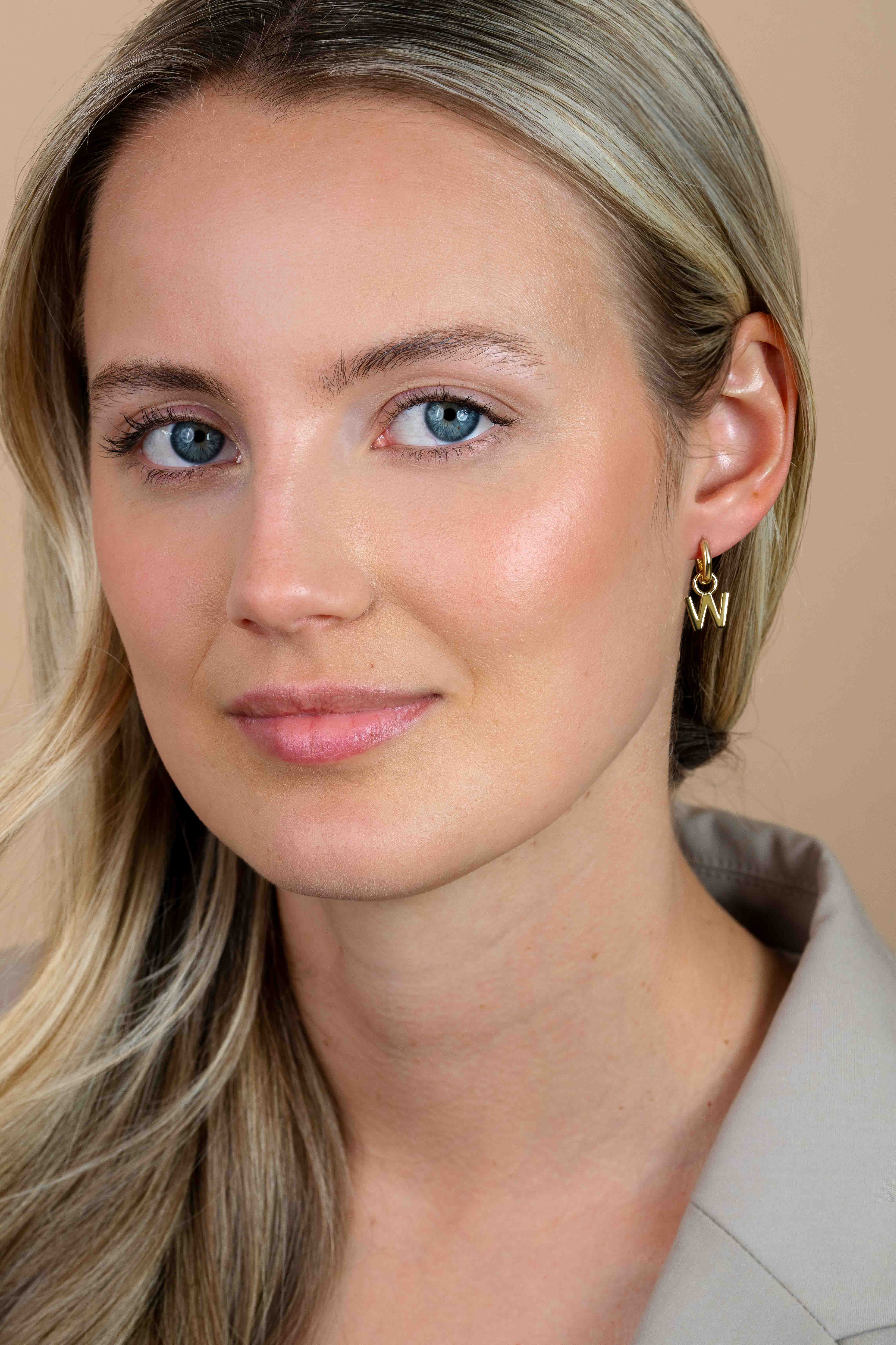 ZINZI zilveren geelvergulde letter oorbedel W per stuk geprijsd ZICH2145W. (zonder oorringen).