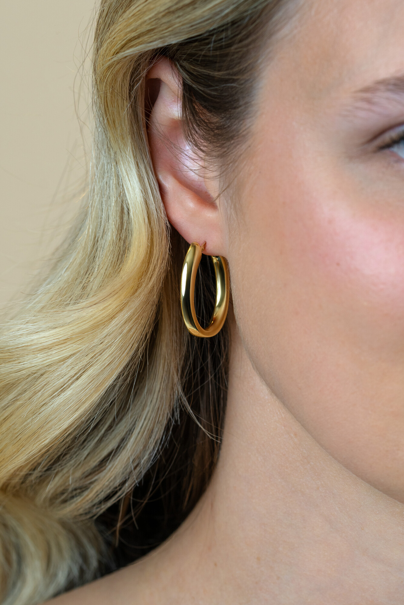 28mm ZINZI gold plated zilveren oorringen met organisch gevormde buis 3mm breed en handige bovensluiting ZIO2700G