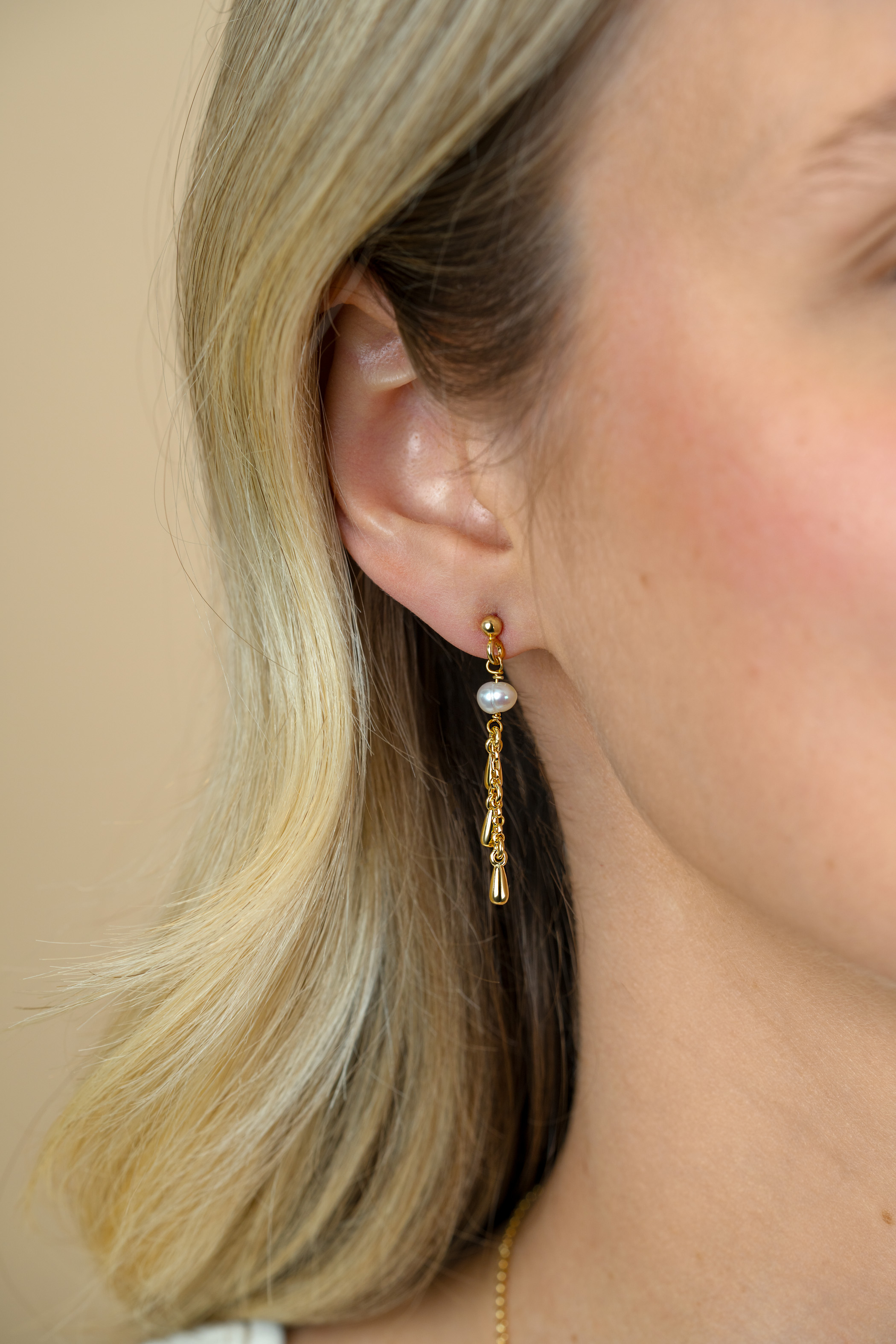 37mm ZINZI gold plated zilveren oorstekers met druppels en witte zoetwaterparels ZIO2753