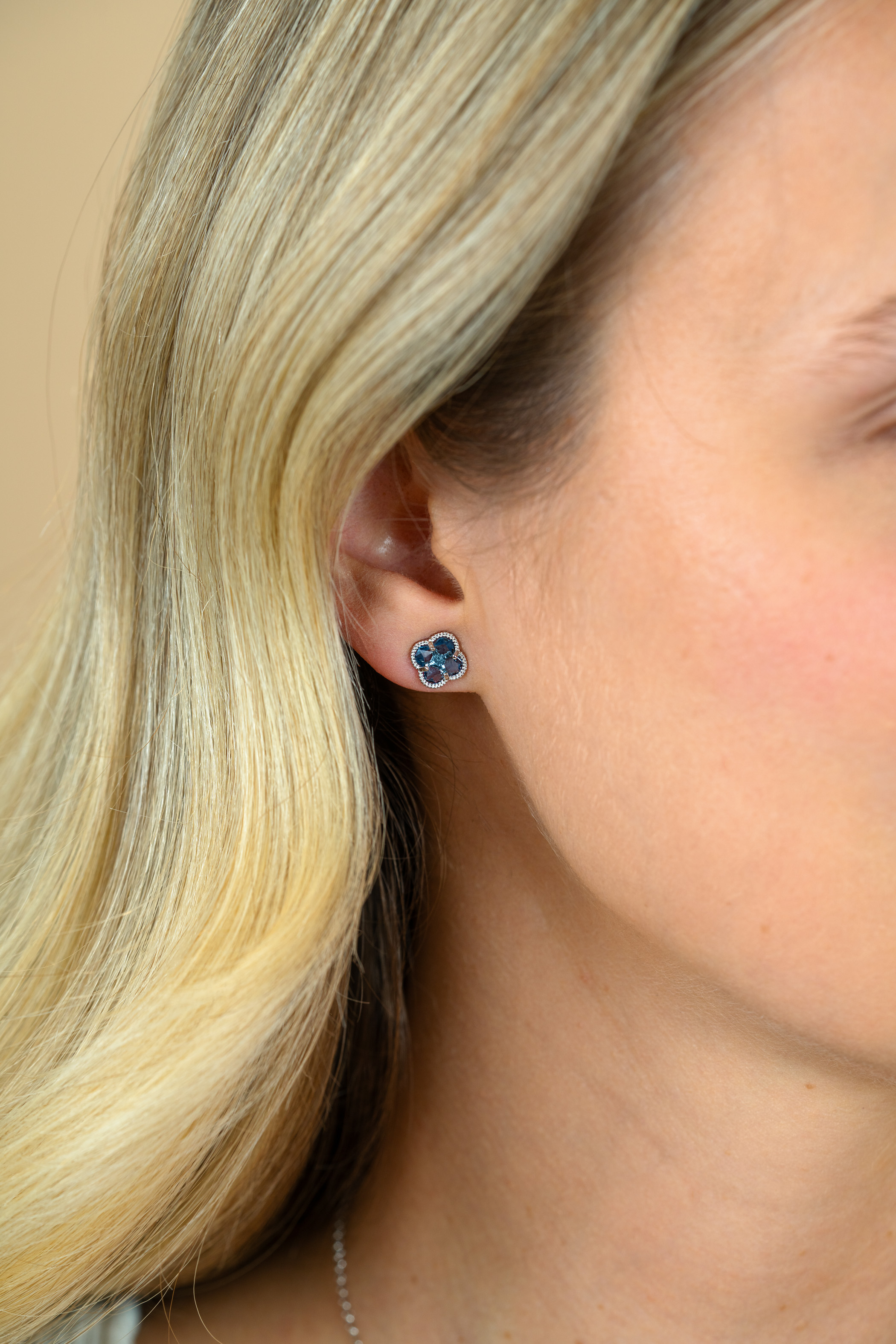 9mm ZINZI zilveren oorstekers in klaver vorm met lichtblauwe zirkonia ZIO2663B