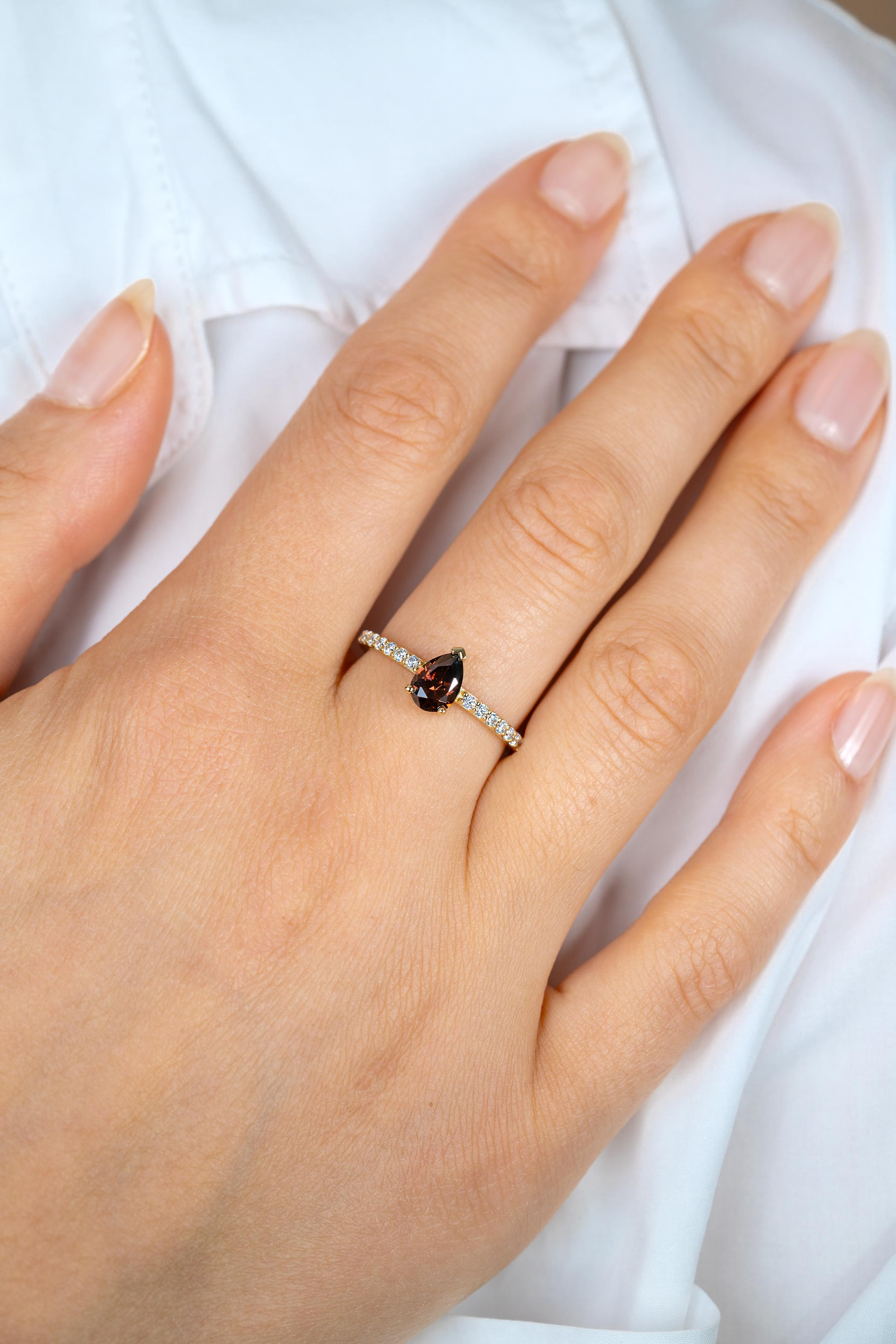ZINZI goldplated zilveren ring met bruine druppelvormige kleursteen en rijzetting bezet met witte zirconia's ZIR2804