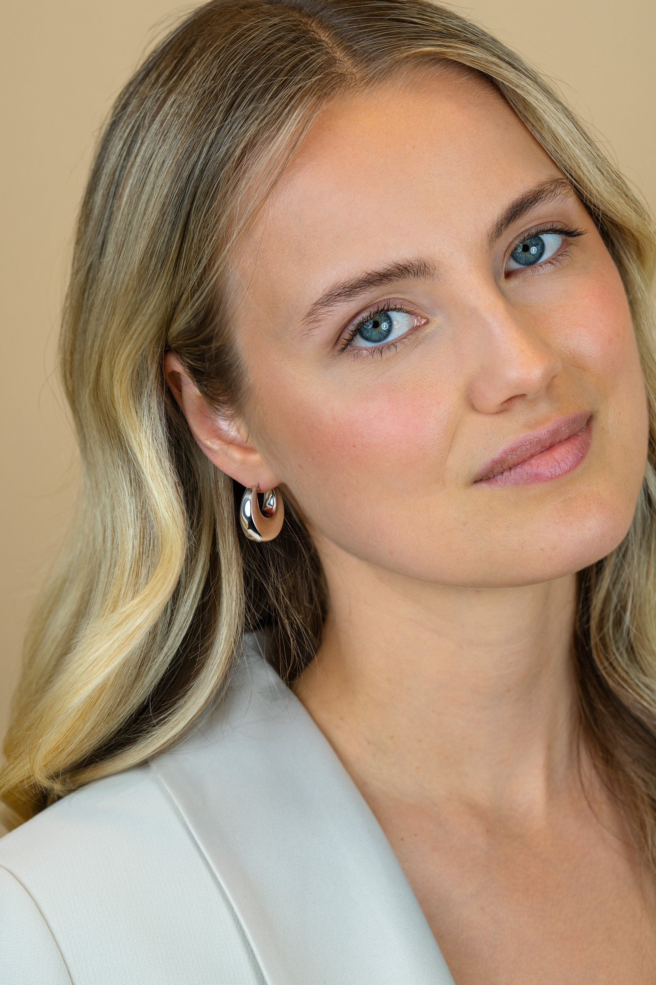 22mm ZINZI zilveren oorringen met brede buis (7mm) en rond aflopend, handige bovensluiting  ZIO2751