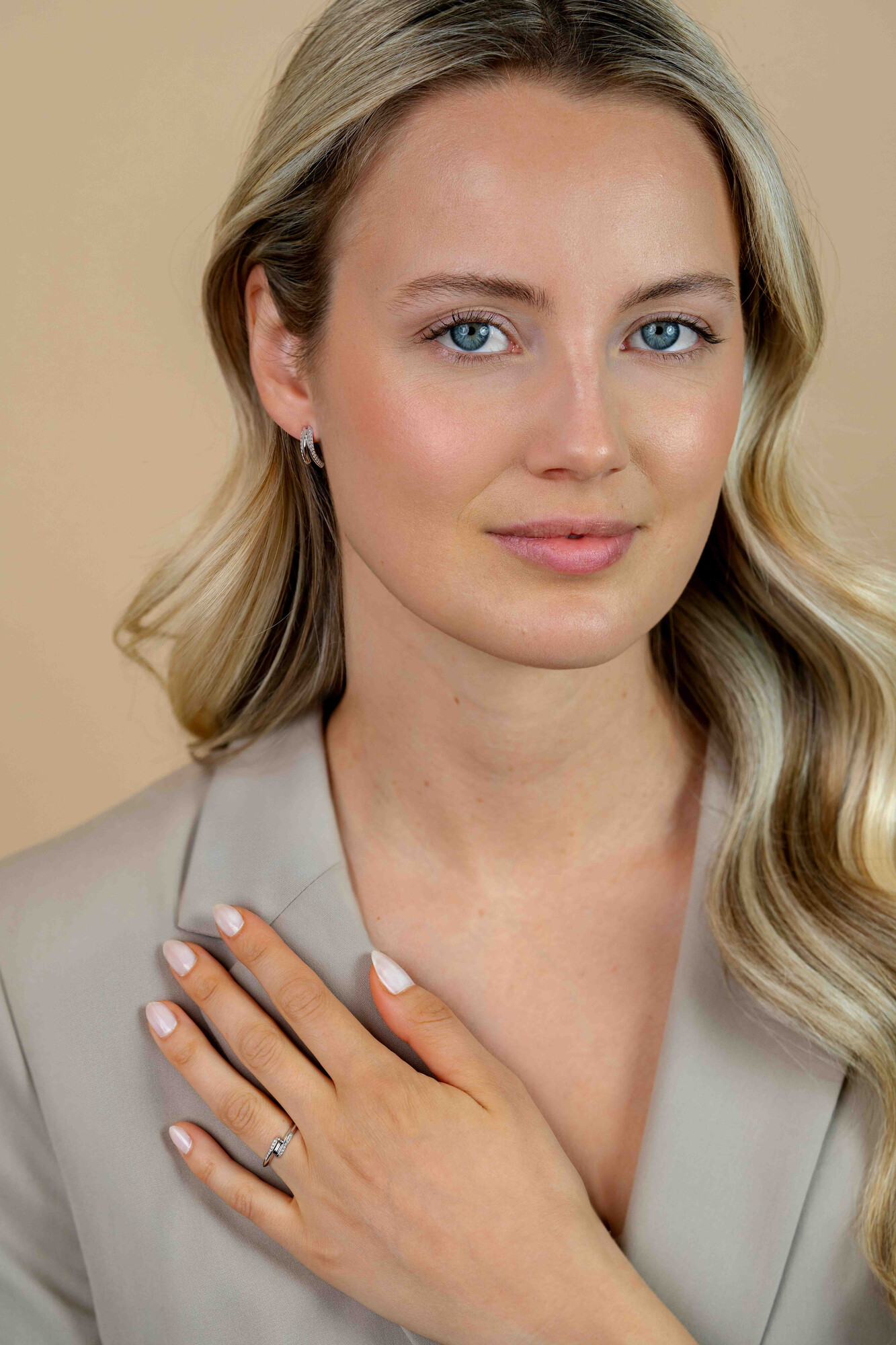 14,5mm ZINZI zilveren oorstekers met dubbele, gebogen baan en sprankelende zirkonia's ZIO2833