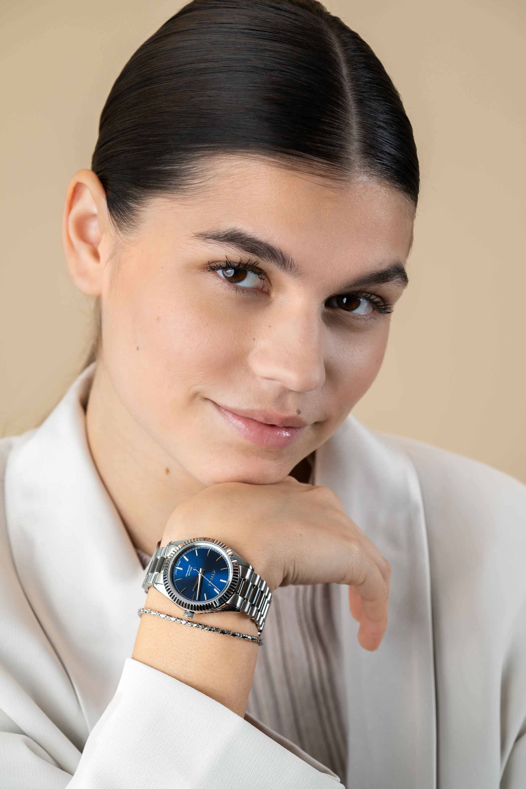 ZINZI Solaris horloge met blauwe wijzerplaat, stalen kast 35mm en stalen band met clip-sluiting. Het Japanse uurwerk loopt op zon- en kunstlicht ZIW2155

