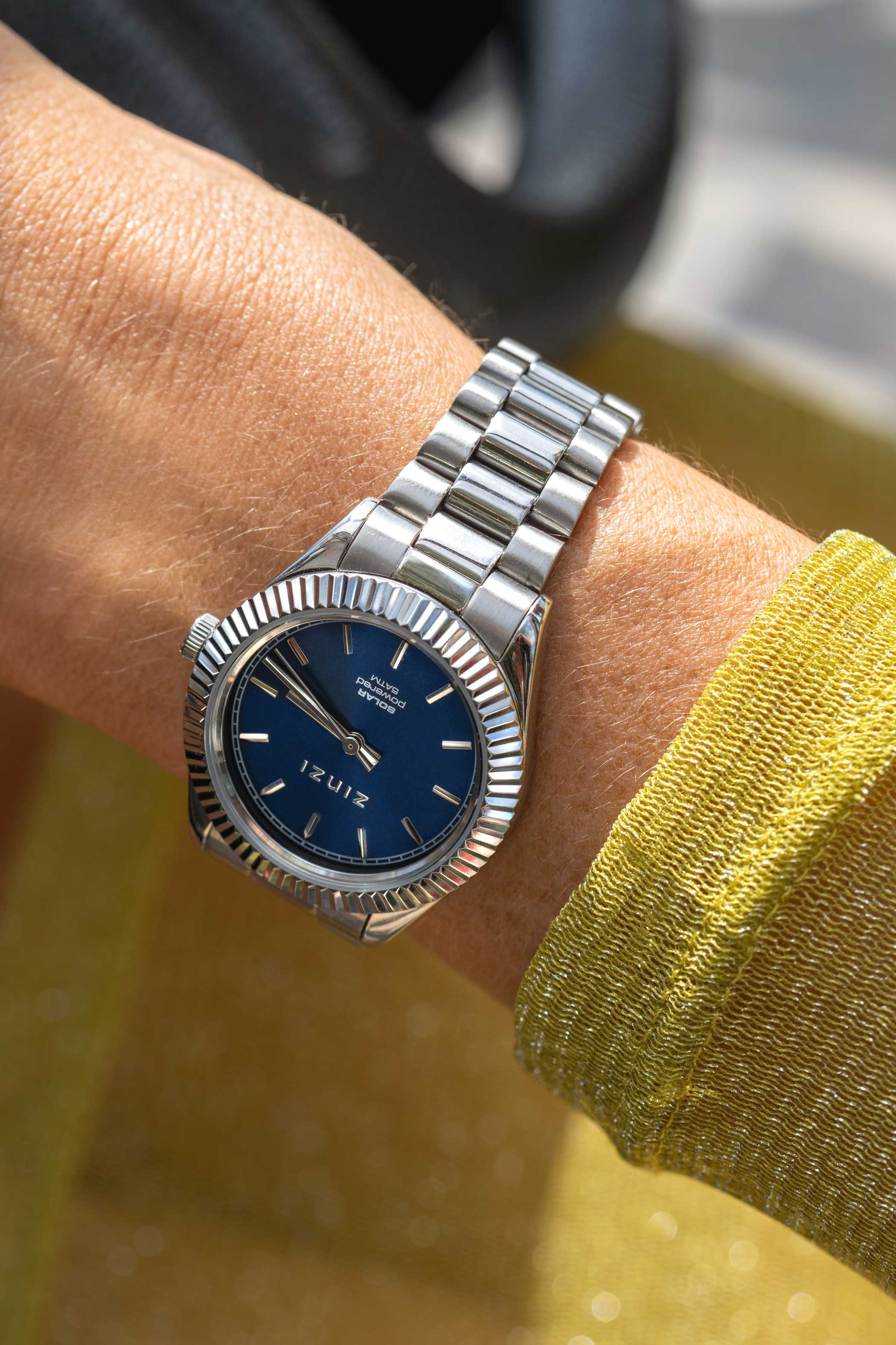ZINZI Solaris horloge met blauwe wijzerplaat, stalen kast 35mm en stalen band met clip-sluiting. Het Japanse uurwerk loopt op zon- en kunstlicht ZIW2155
