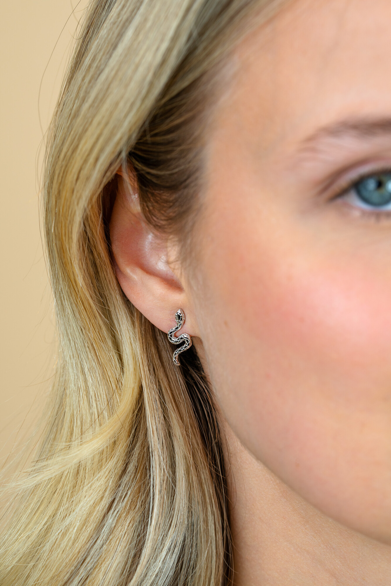 18mm ZINZI zilveren oorstekers slang met zirkonia-ogen ZIO2721