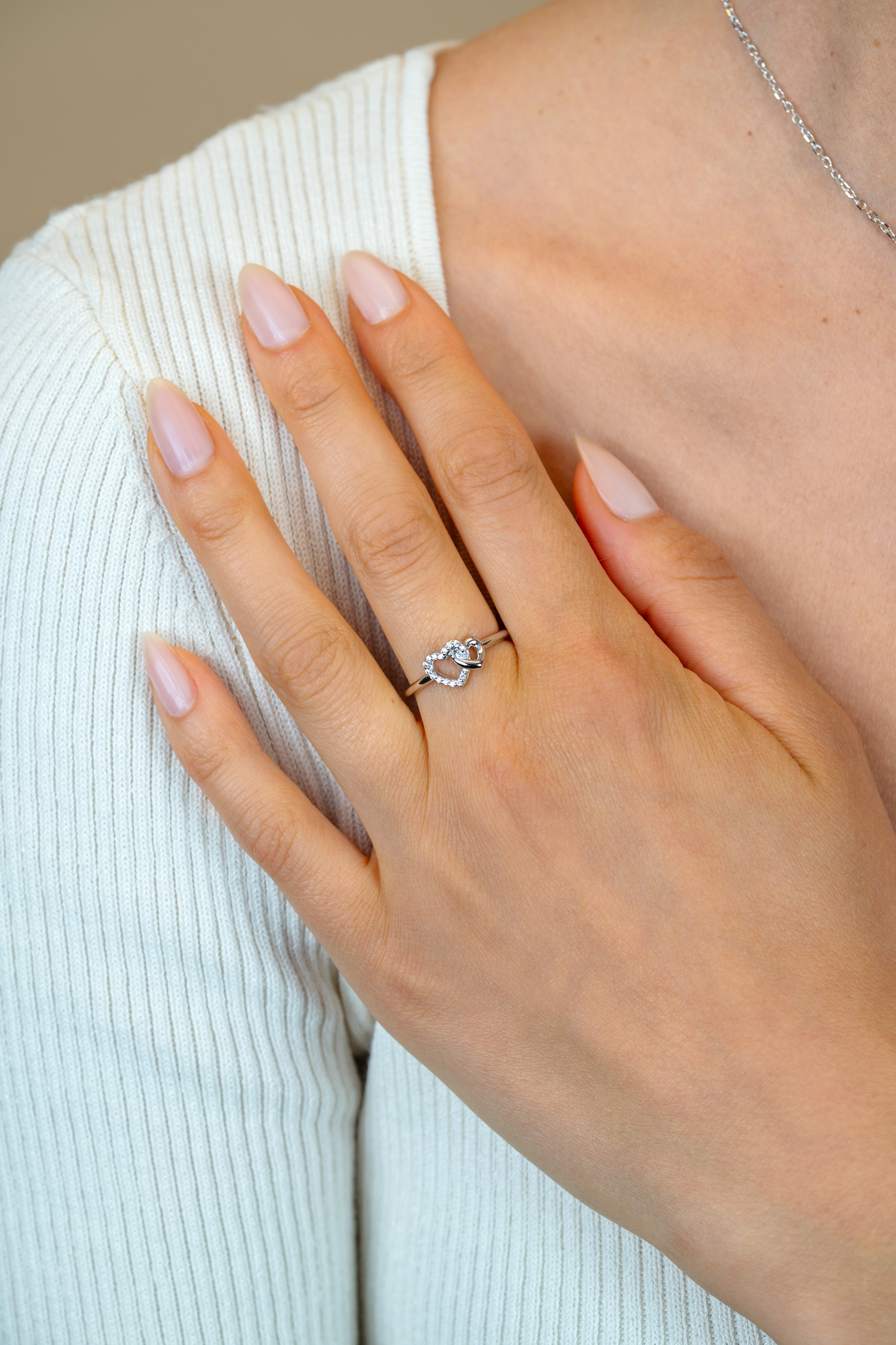 ZINZI zilveren ring 2 hartjes met elkaar verbonden, 1 hart bezet met witte zirconia's ZIR2493