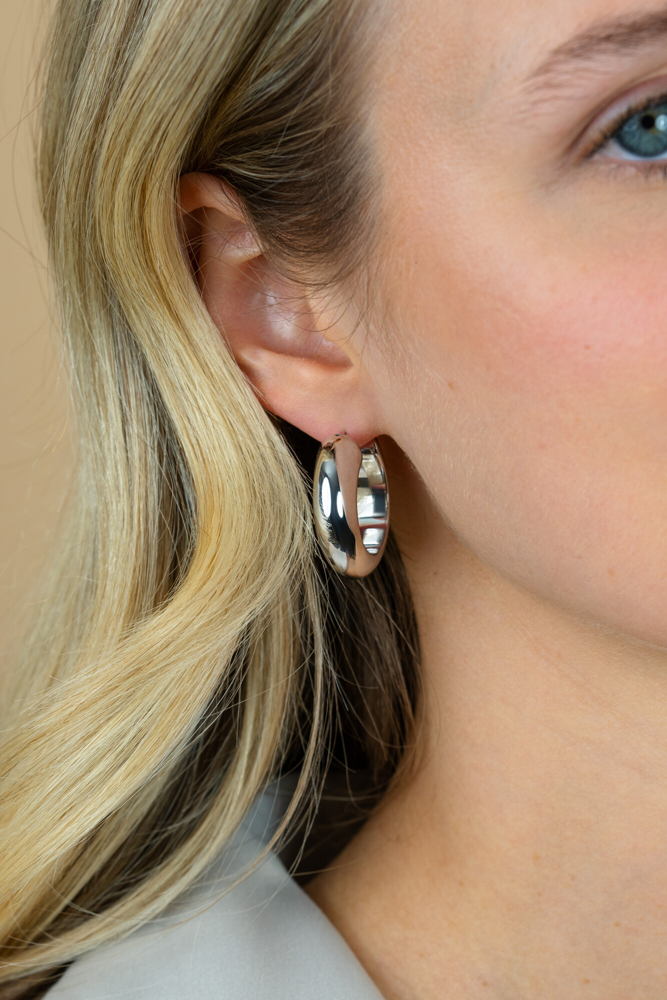 28mm ZINZI zilveren oorringen met brede buis (8mm) en rond model, handige bovensluiting  ZIO2749