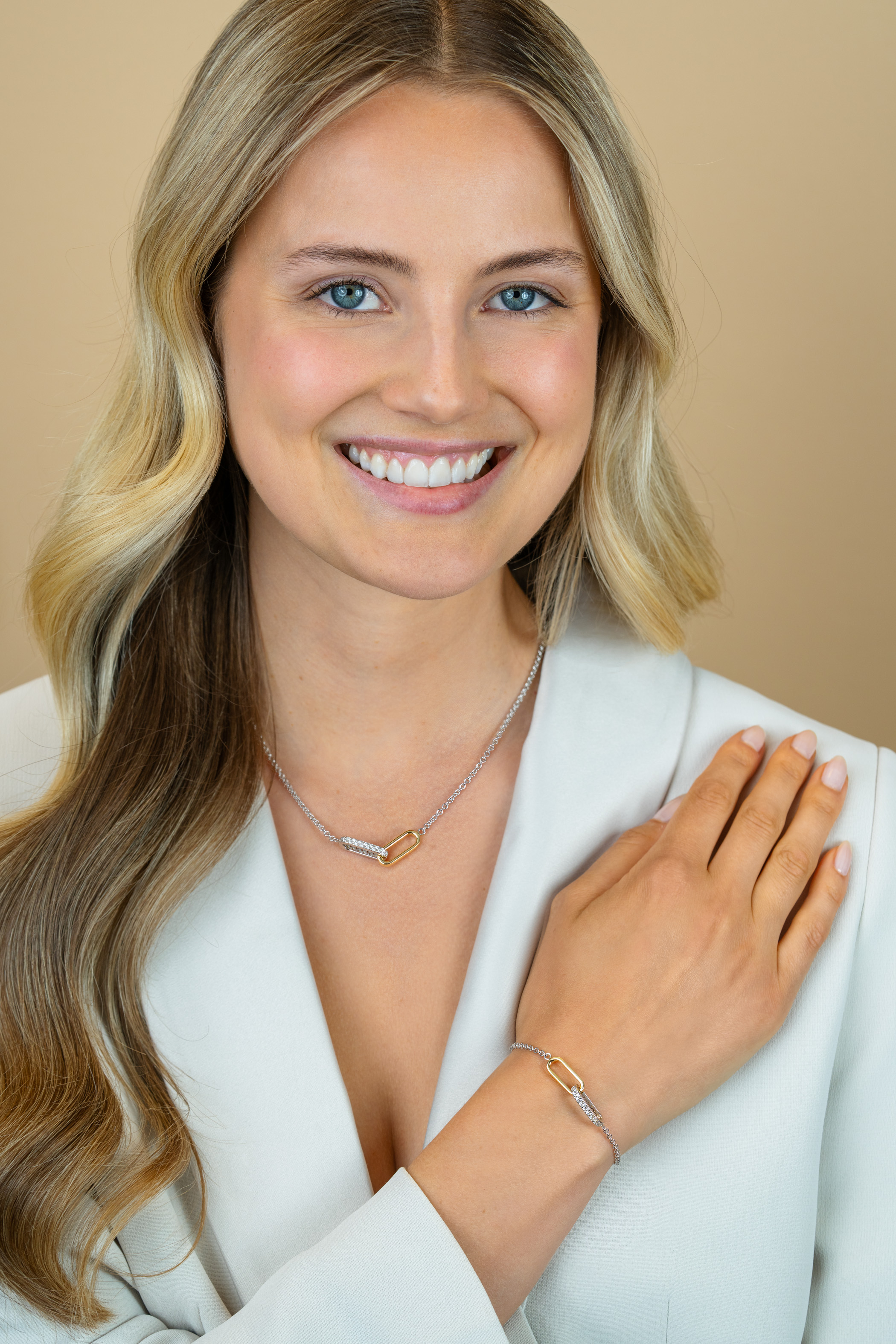 ZINZI zilveren schakelketting met twee verbonden ovale schakels: één gold plated, de ander bezet met witte zirkonia's 42-45cm ZIC2758