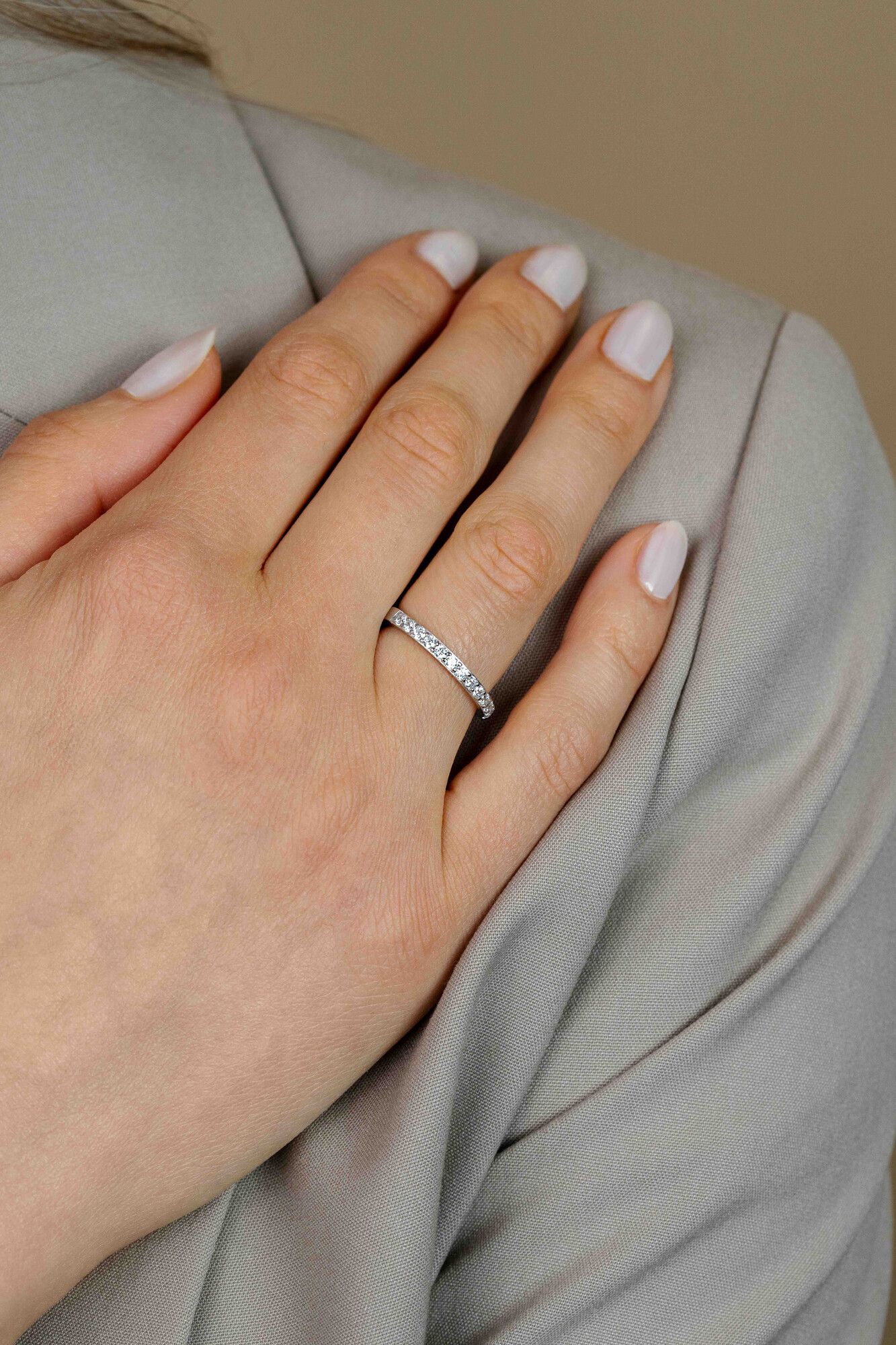 ZINZI zilveren aanschuifring (2,2mm breed) met een subtiele rij sprankelende zirkonia's ZIR2795