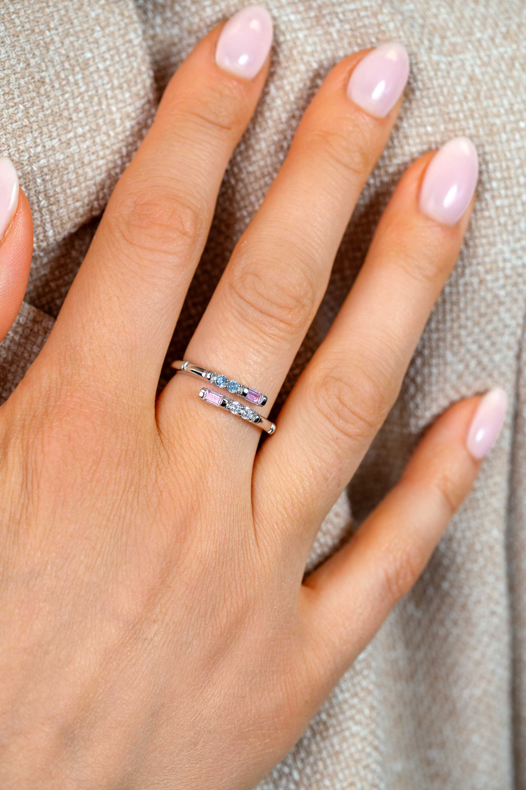 ZINZI zilveren multi-look ring (5mm breed) bezet met witte, roze en lichtblauwe kleurstenen ZIR2868