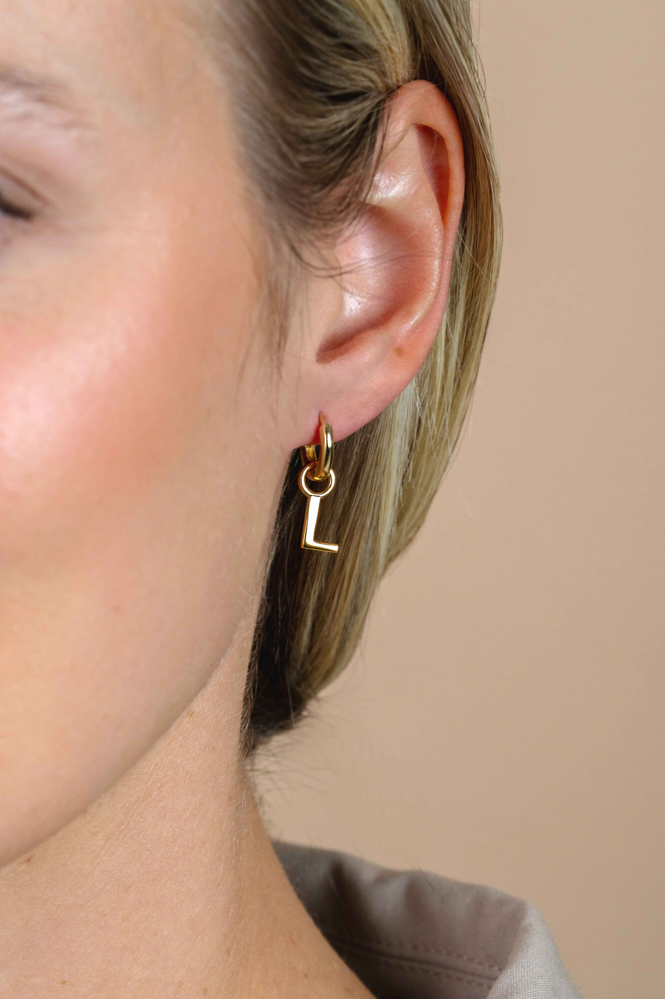 ZINZI zilveren geelvergulde letter oorbedel L per stuk geprijsd ZICH2145L. (zonder oorringen).