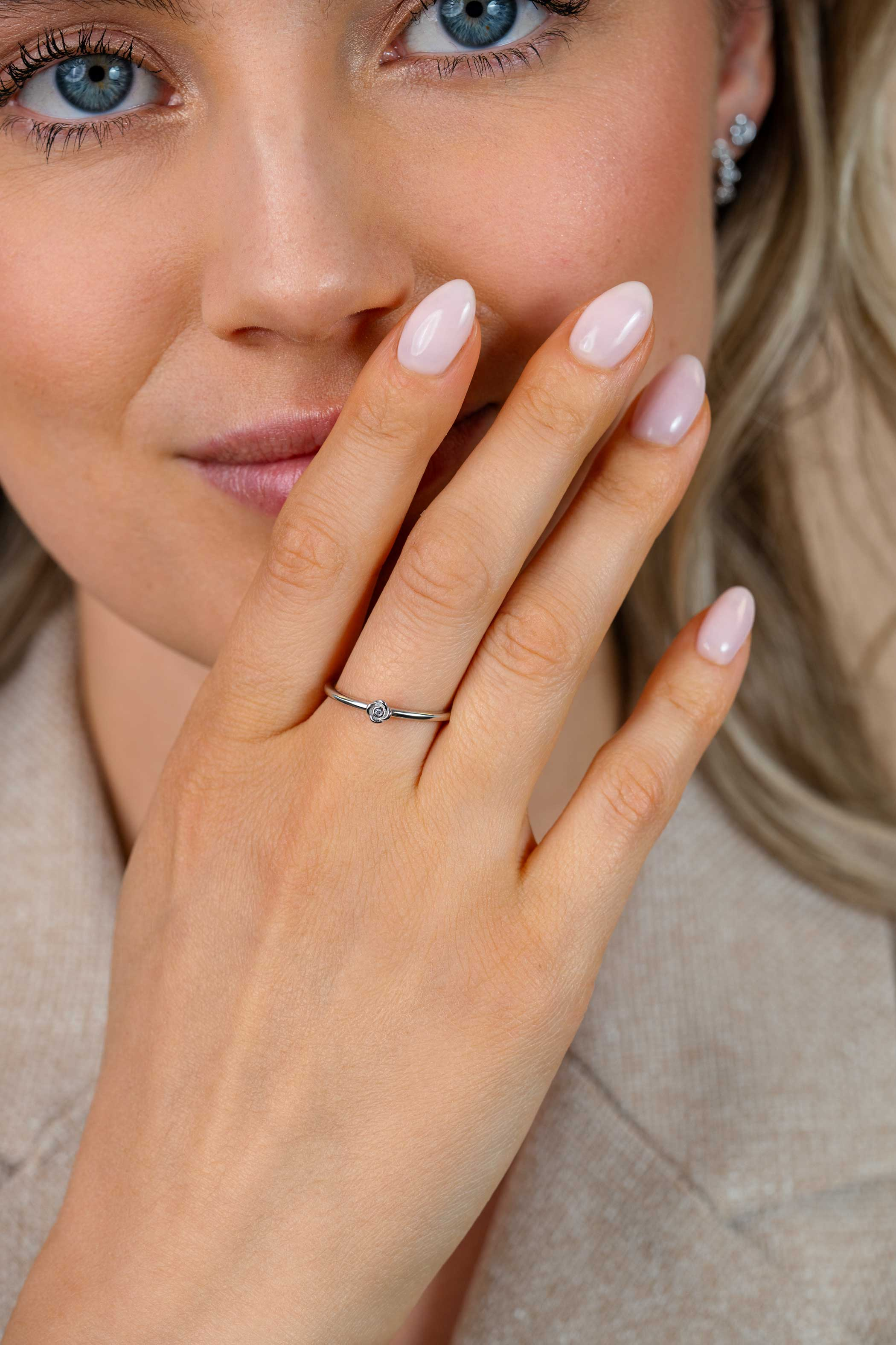 ZINZI zilveren ring met roosvorm (4mm), bezet met een witte zirkonia ZIR2872