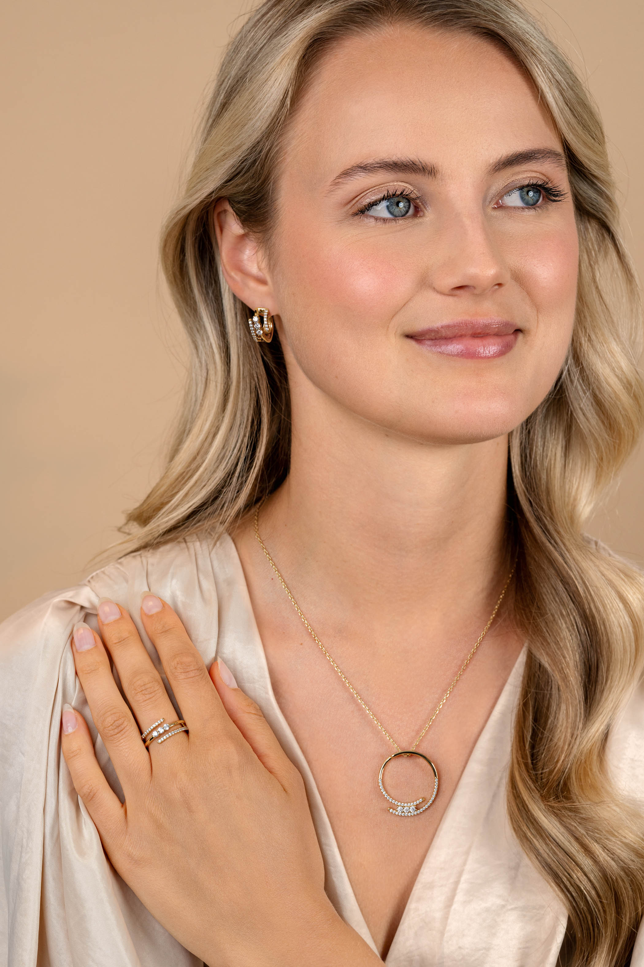 16mm ZINZI gold plated zilveren multi-look oorringen met 3 rijen, bezet met witte zirconia's 9mm breed met luxe klapsluiting ZIO2645Y