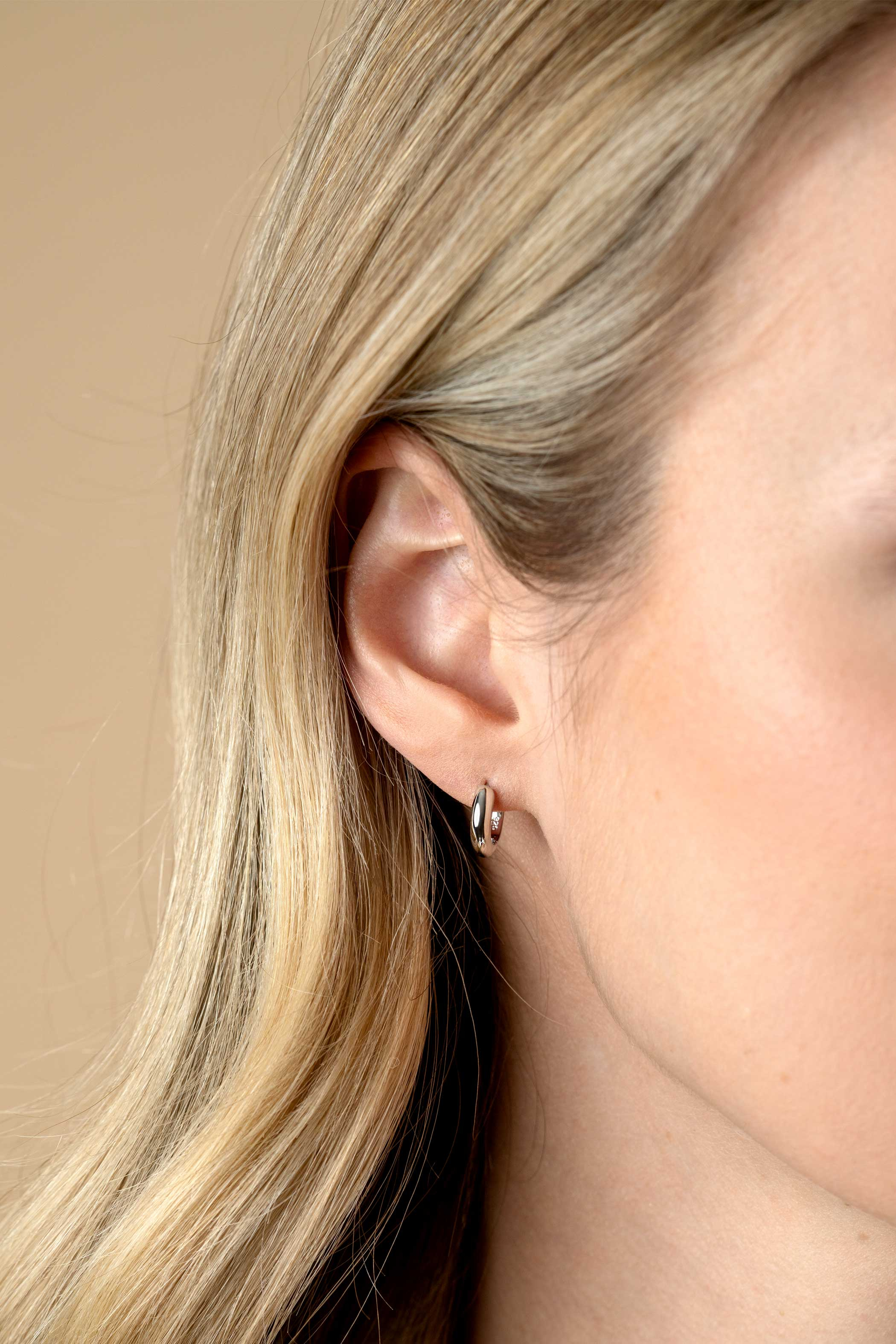 12,5mm ZINZI zilveren gladde oorringen met ronde buis 3mm met luxe klapsluiting ZIO2600