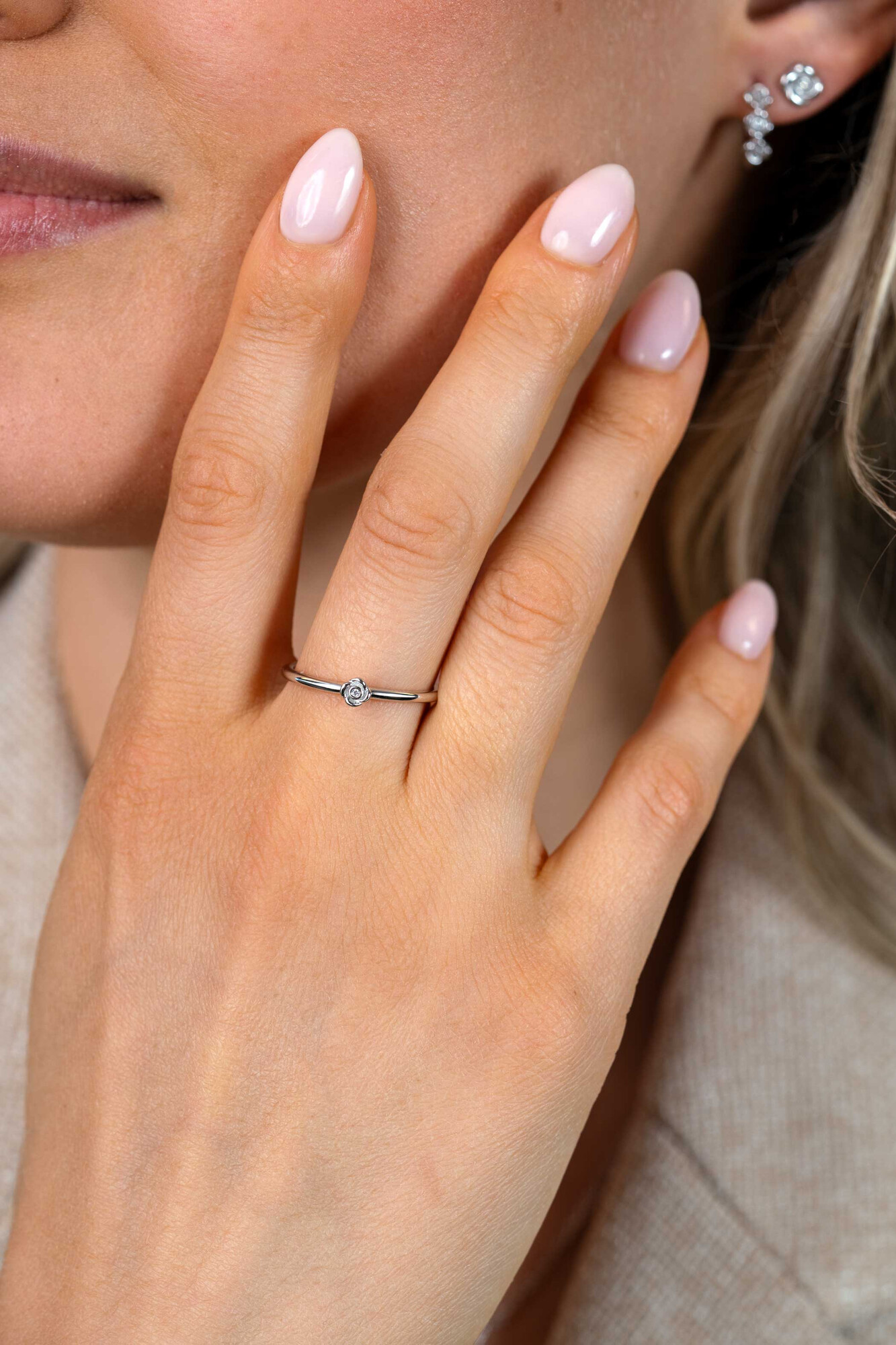 ZINZI zilveren ring met roosvorm (4mm), bezet met een witte zirkonia ZIR2872