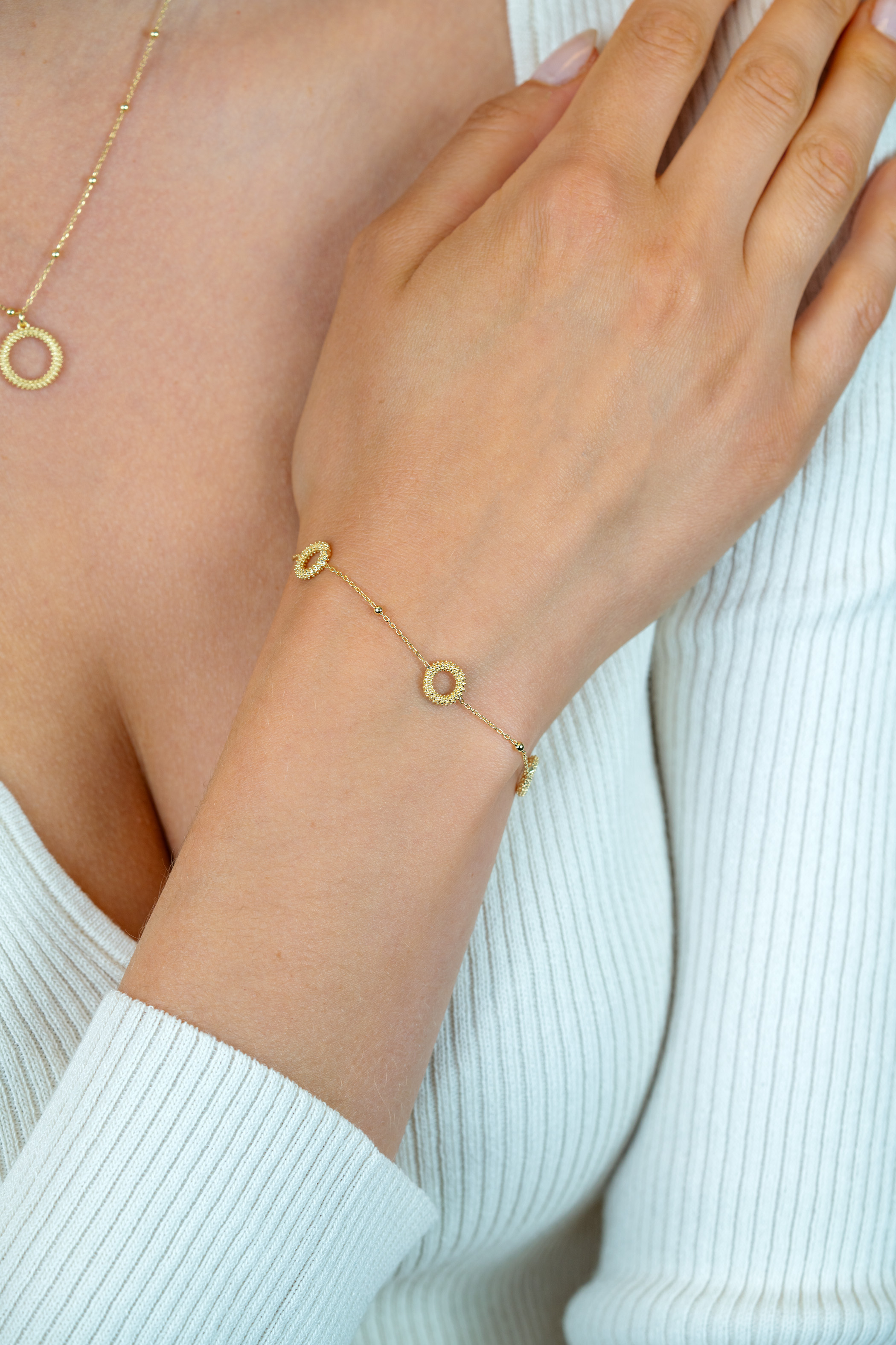 ZINZI gold plated zilveren armband met drie open rondjes (8,5mm) voorzien van een bolstructuur 17-20cm ZIA2704G