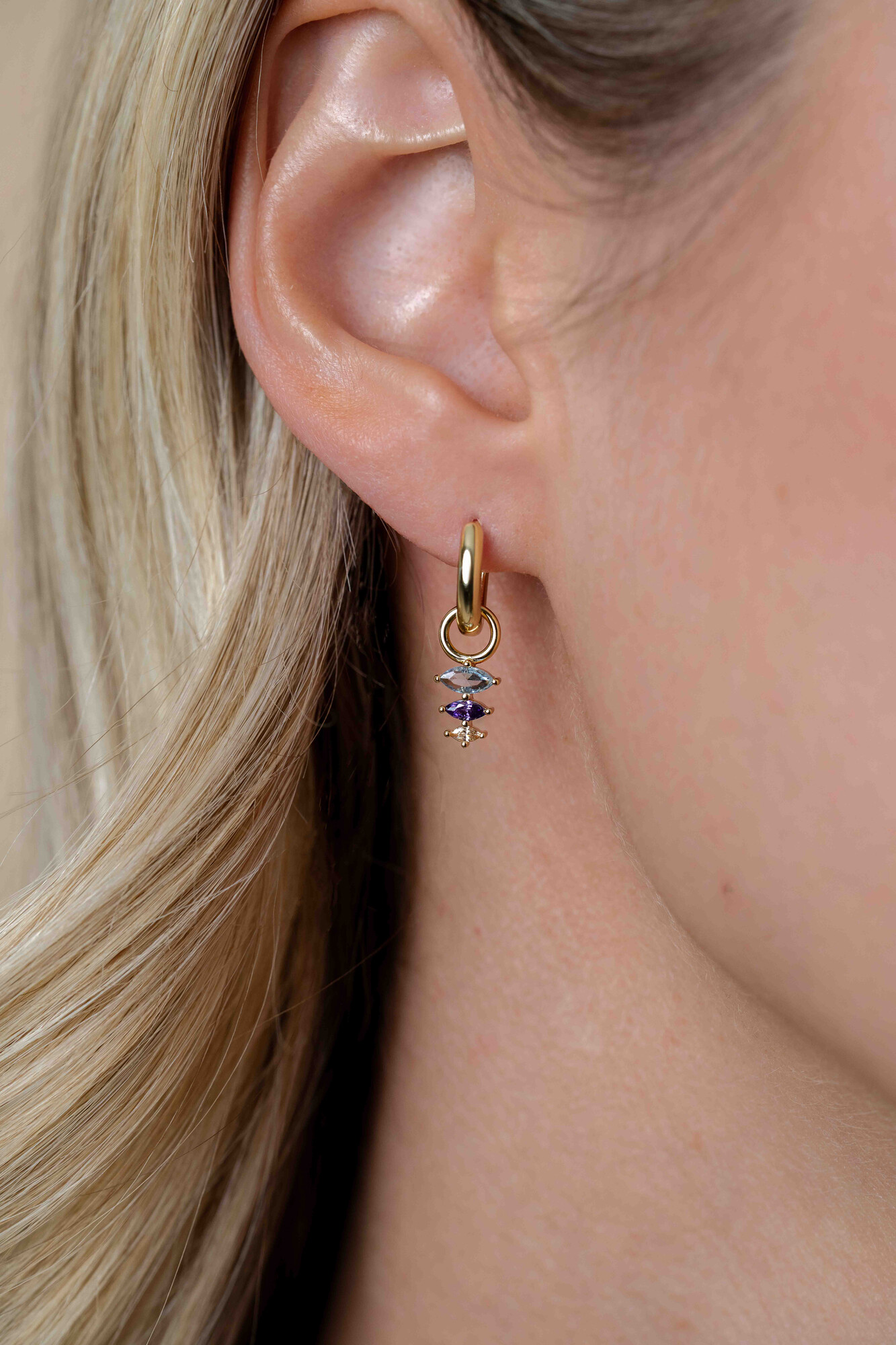 13mm ZINZI gold plated zilveren oorbedels met drie peervormige zettingen in aflopende grootte, bezet met lichtblauwe, paarse en champagne kleurstenen ZICH2631BC (zonder oorringen)