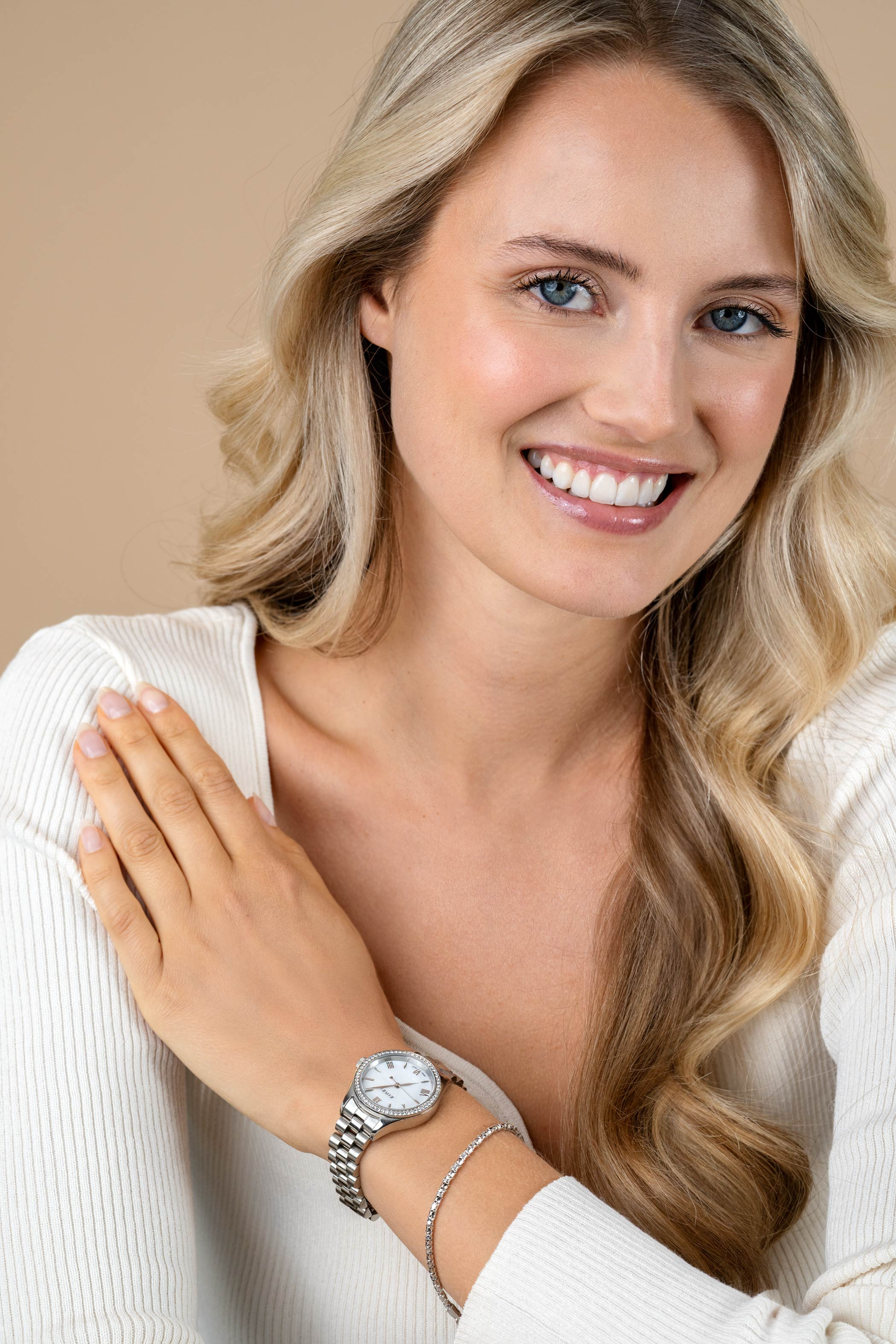 ZINZI Tresor horloge 32mm bezet met witte zirkonia's, parelmoer wijzerplaat en zilverkleurige stalen kast en schakelband ZIW2417
