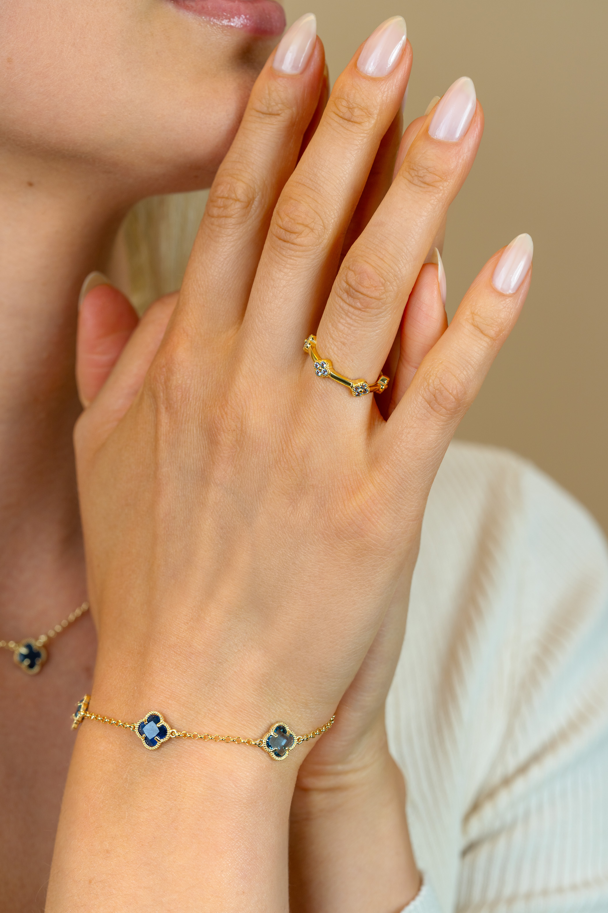 ZINZI gold plated zilveren ring (5mm breed) met lichtblauwe klavers ZIR2662C