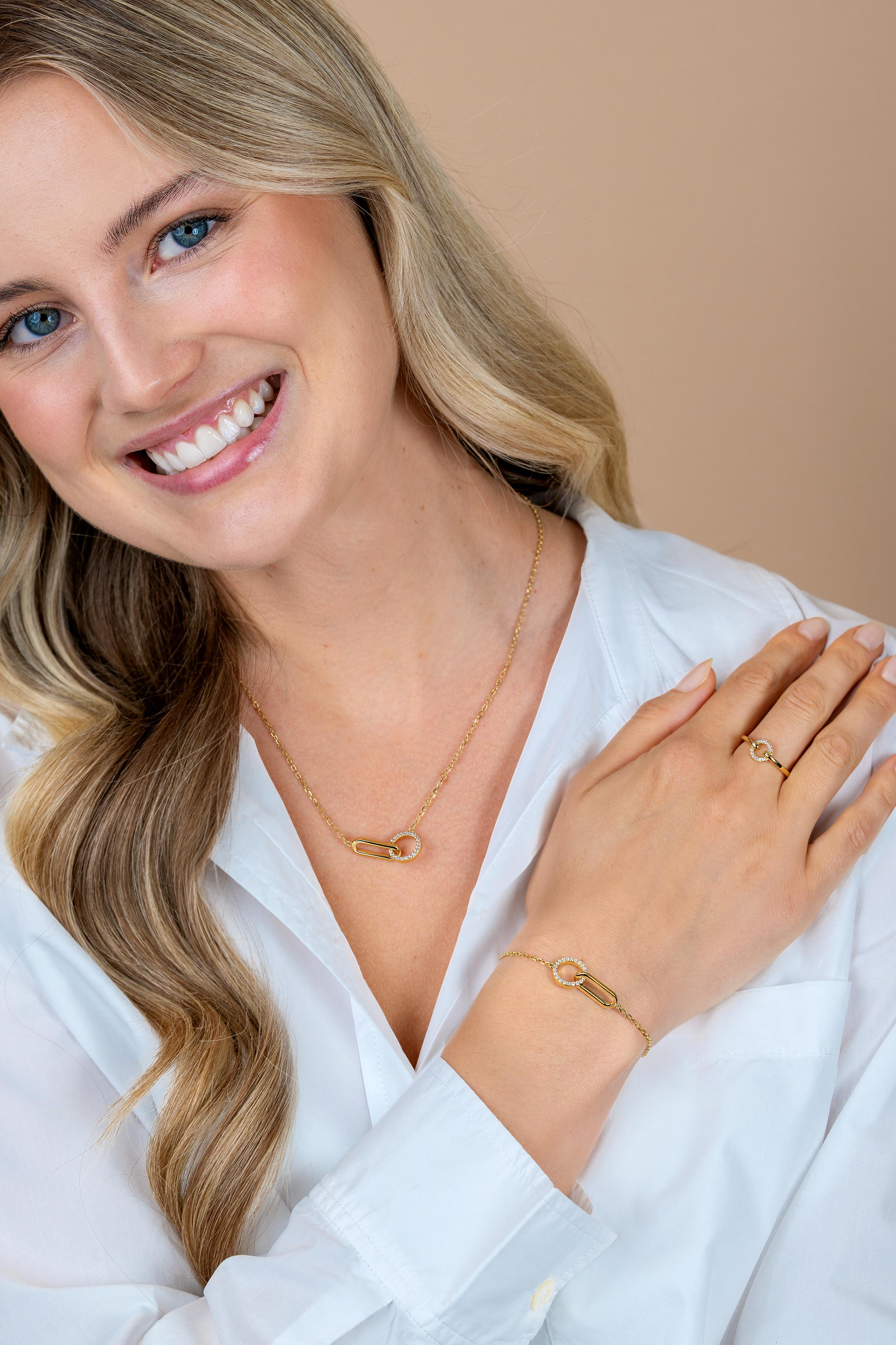 ZINZI goldplated zilveren schakelarmband met twee verbonden schakels, bezet met witte zirkonia's ZIA2809