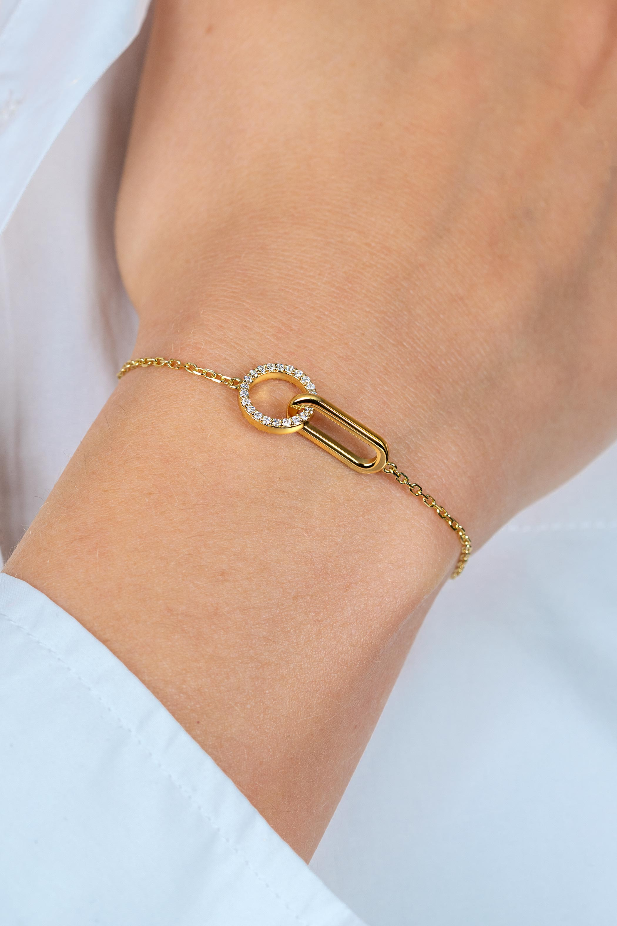 ZINZI goldplated zilveren schakelarmband met twee verbonden schakels, bezet met witte zirkonia's ZIA2809