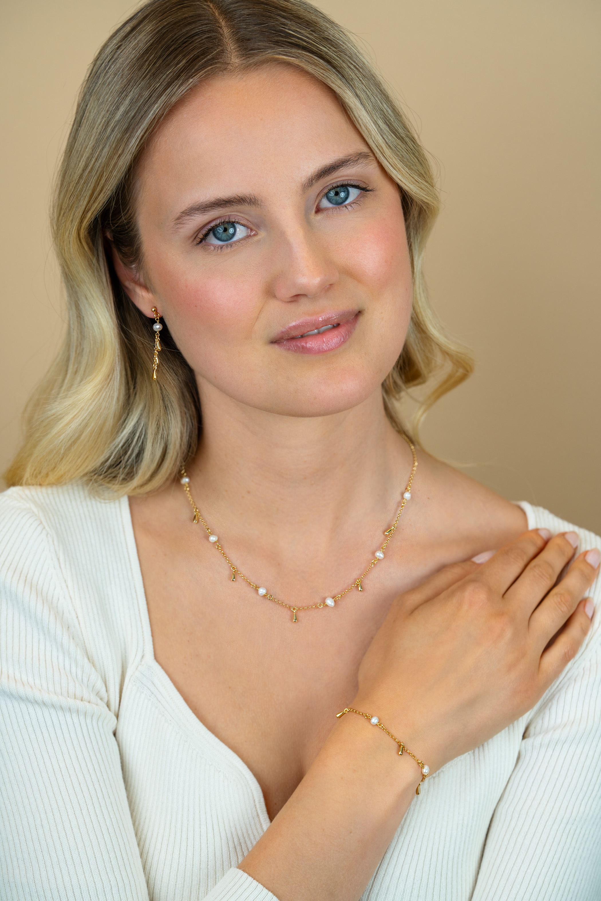 ZINZI gold plated zilveren ketting met witte zoetwaterparels en druppeltjes 42-45cm ZIC2753