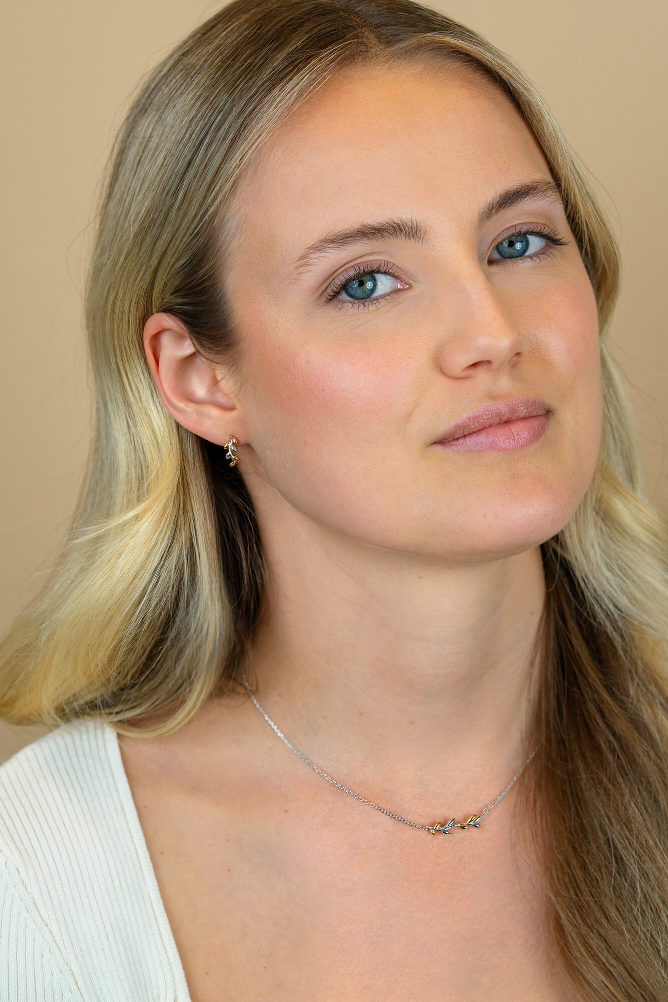 12mm ZINZI zilveren oorstekers bicolor takje met bladeren ZIO2740