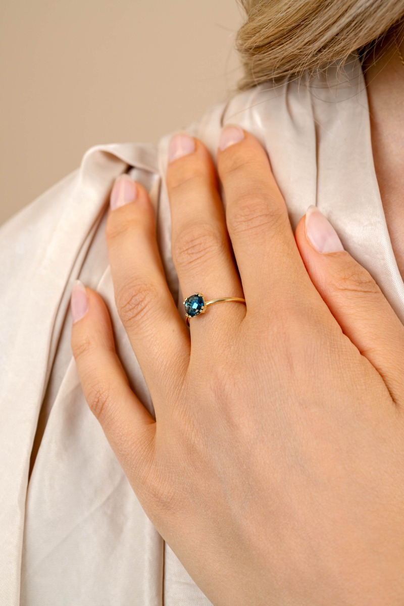 ZINZI Gold 14 krt gouden ring waarbij een Londen topaas (6mm) is gezet in een vierkante chatonzetting ZGR537C